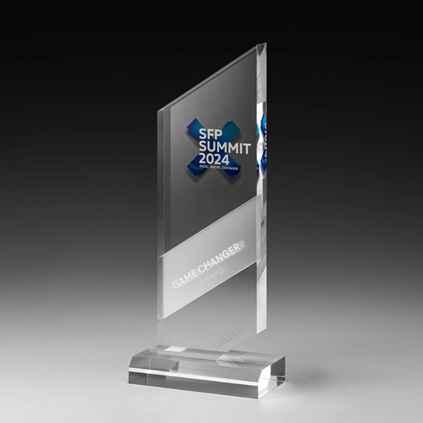 Acrylic Ice Argentum Peak Award – hohe rechteckige Acrylglasscheibe mit diagonalem Silber-Streifen auf flachem Acrylsockel, Digitaldruck mit farbigem Logo und Lasergravur mit Text, personalisierbar für Unternehmensauszeichnungen und Firmenevents