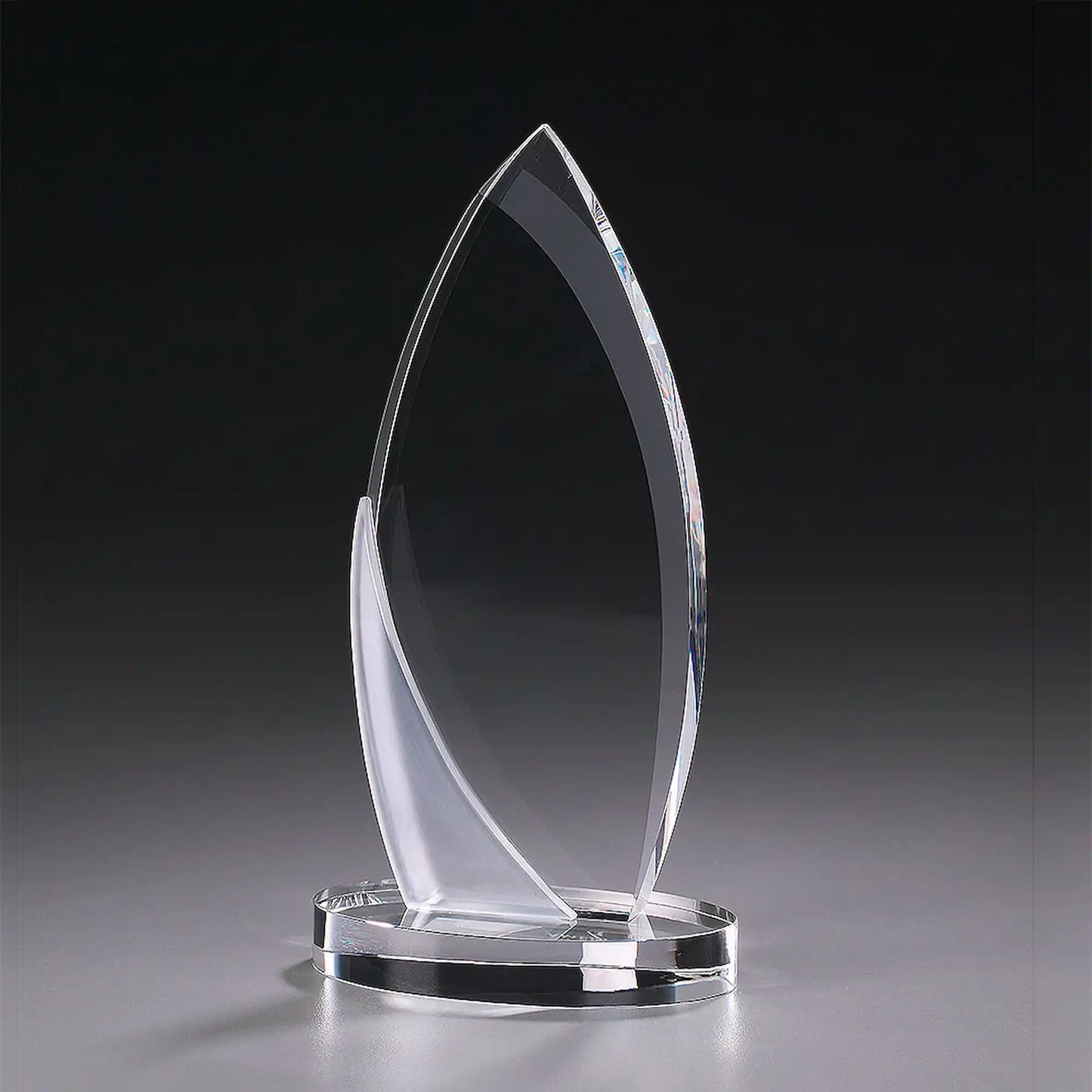 Crystal Ice Arrowhead Award Glasaward – elegante Pfeil-Segelform aus klarem Kristallglas ohne Gravur, Freifläche für individuelle Personalisierung