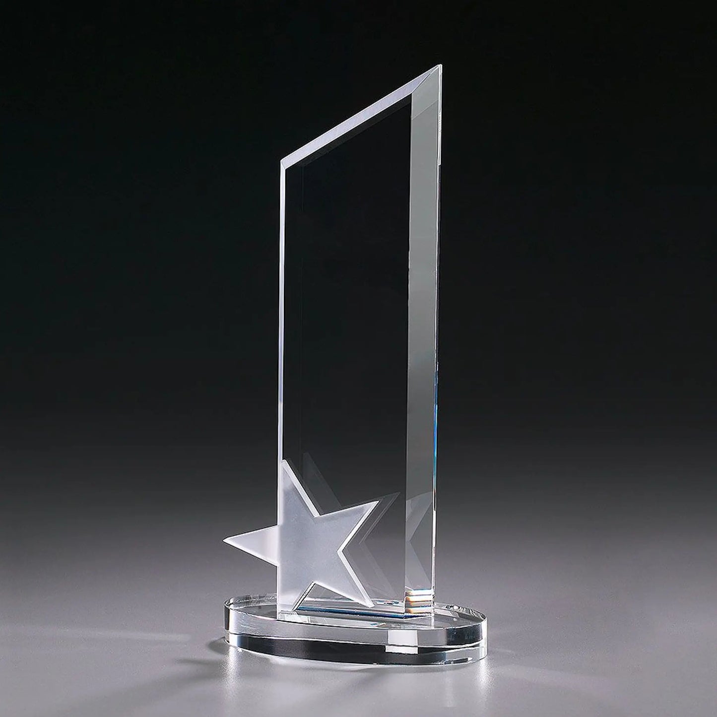 Crystal Ice Star Peak Award aus Kristallglas – asymmetrisch ansteigende Scheibe mit satiniertem Stern-Element auf rundem Kristallsockel , hier ohne Gravur