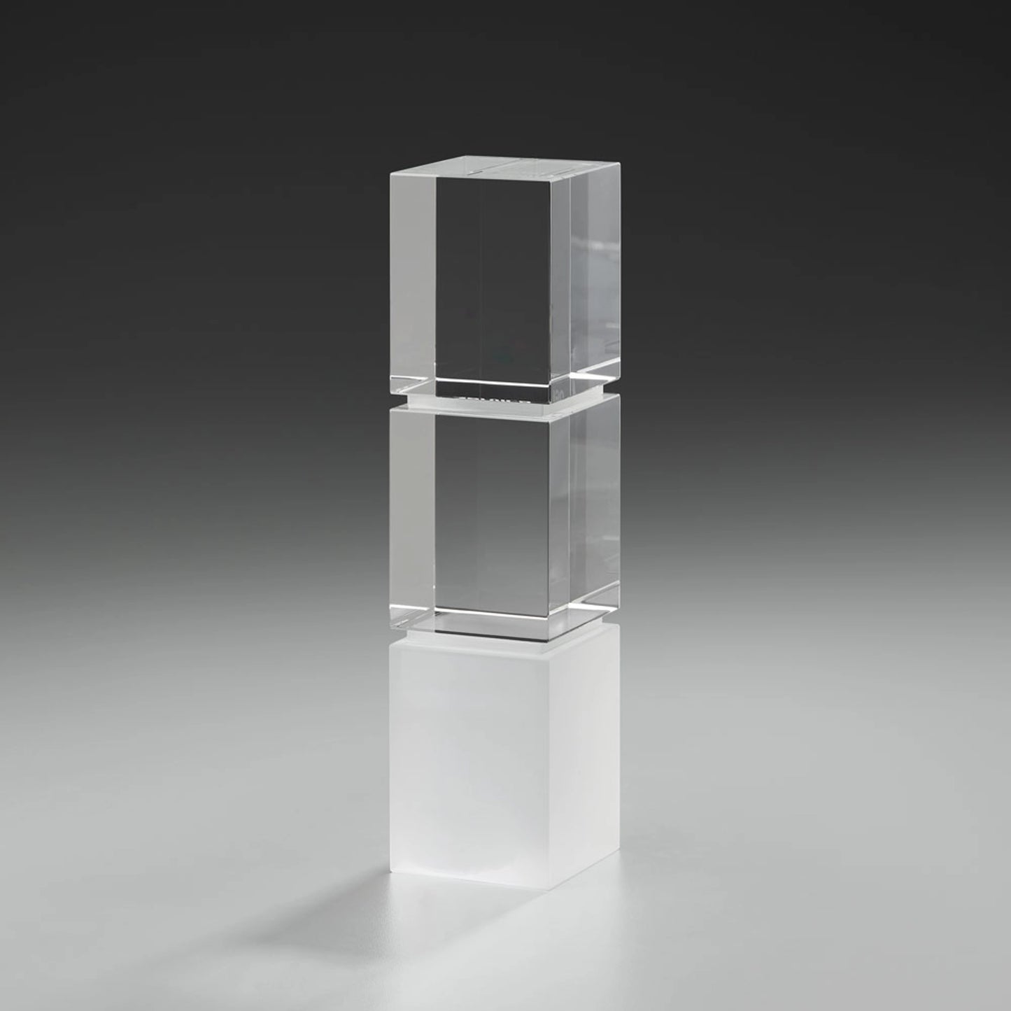 Glasaward: ein Glaspokal aus 3 Würfeln aus weißem und klarem Glas kombiniert