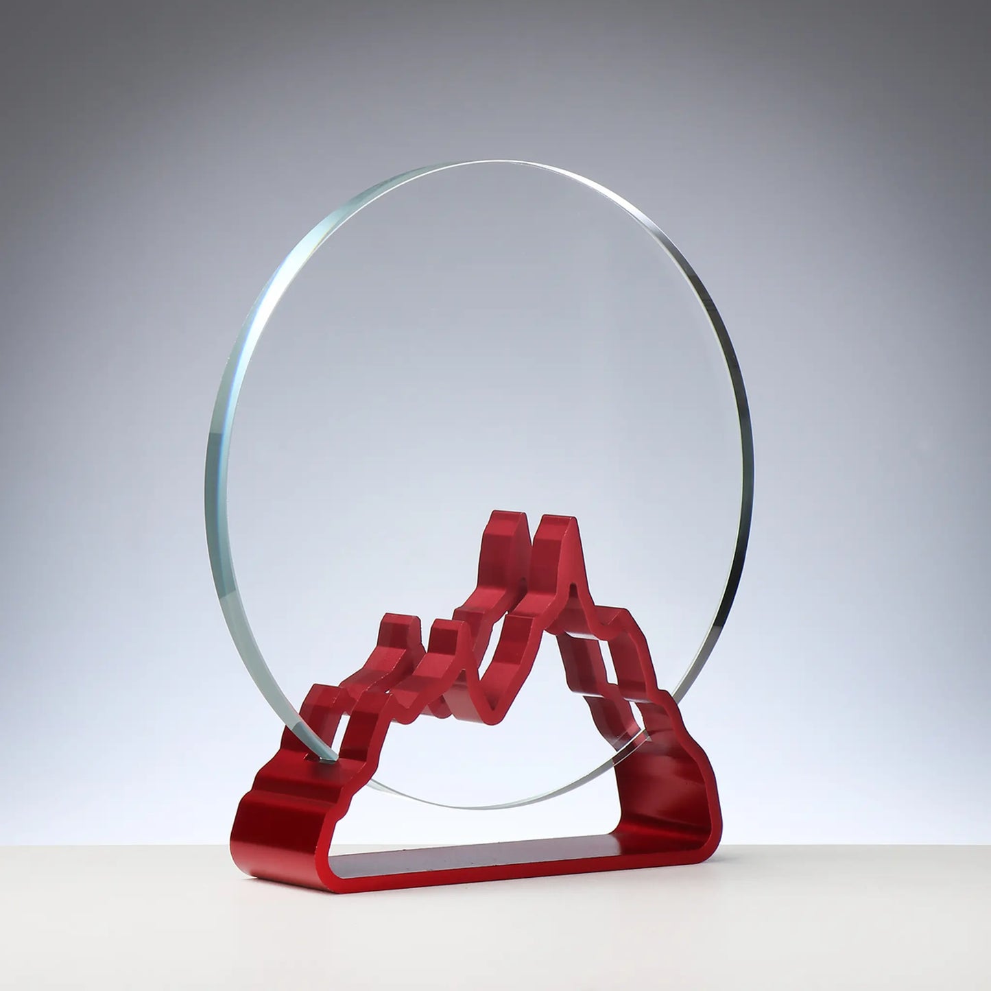 Glas-Metall Award RED SUMMIT – runde Glasscheibe auf rotem Metallsockel in Bergsilhouetten-Form, blank ohne Gravur, personalisierbar mit Lasergravur für Unternehmensauszeichnungen und Gala-Abende