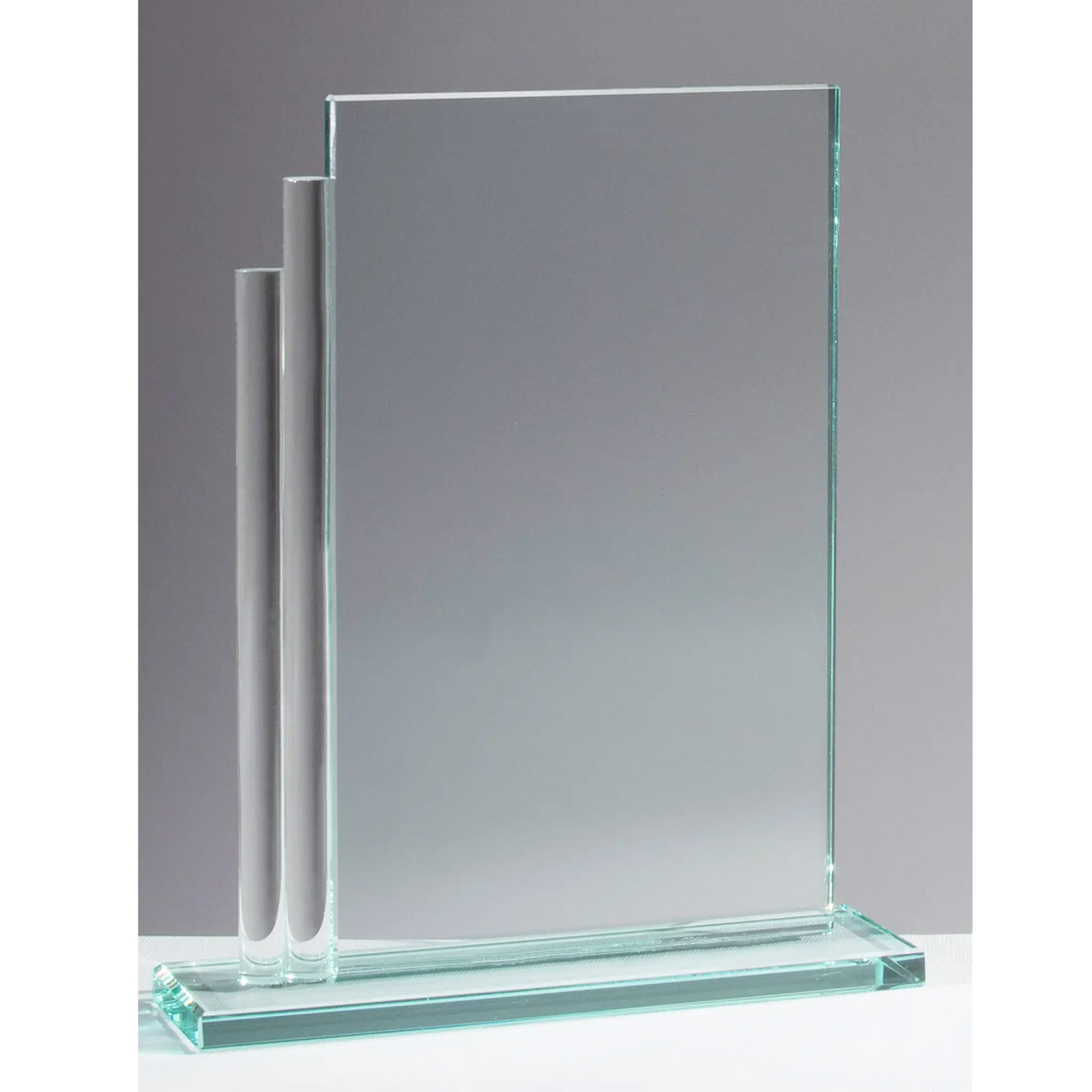 Glasaward COLUMN – rechteckige Glasscheibe mit zwei silbernen Metallsäulen auf flachem Glassockel, blank ohne Gravur, personalisierbar mit Lasergravur für Unternehmensauszeichnungen und Golfturniere