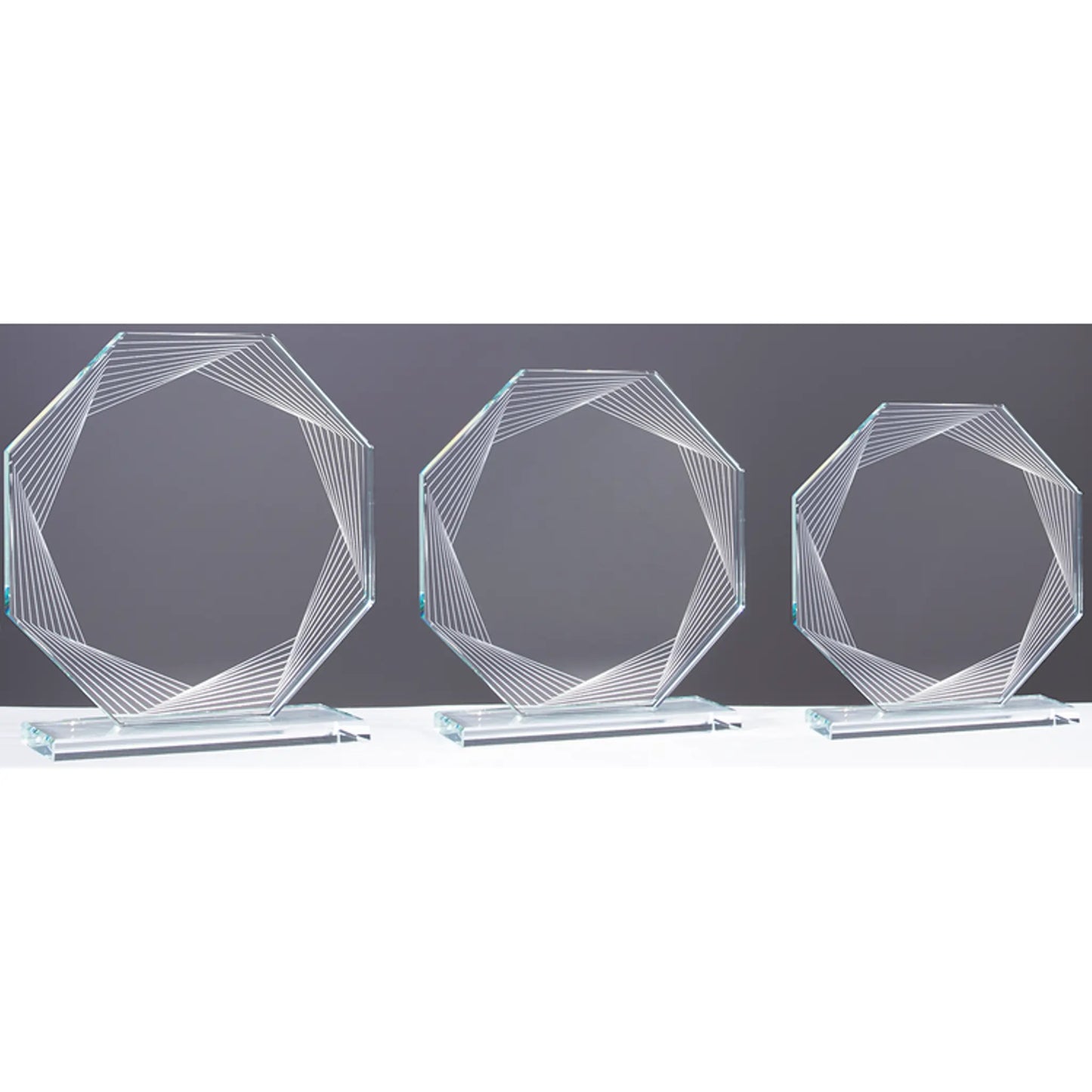 Glasaward String-Art – drei Größen im Vergleich, oktagonale Klarglas-Trophäen mit geometrischem Linienmuster, 8 mm Klarglas, auf separatem Sockel
