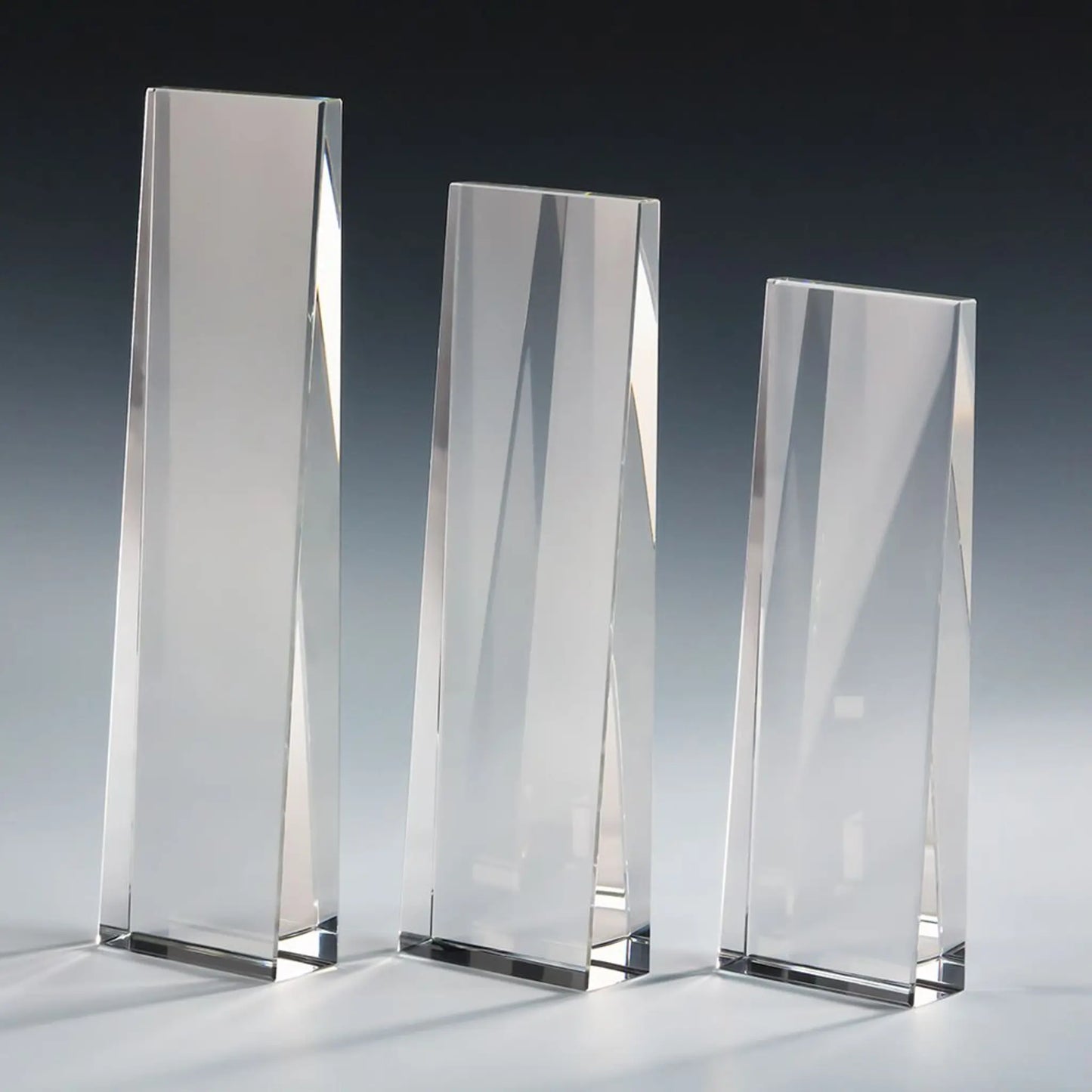 Clear Crystal Tower Award – drei rechteckige Kristallglas-Türme mit Facettenschliff in drei Größen, blank ohne Gravur, personalisierbar mit Lasergravur für Unternehmensauszeichnungen und Golfturniere