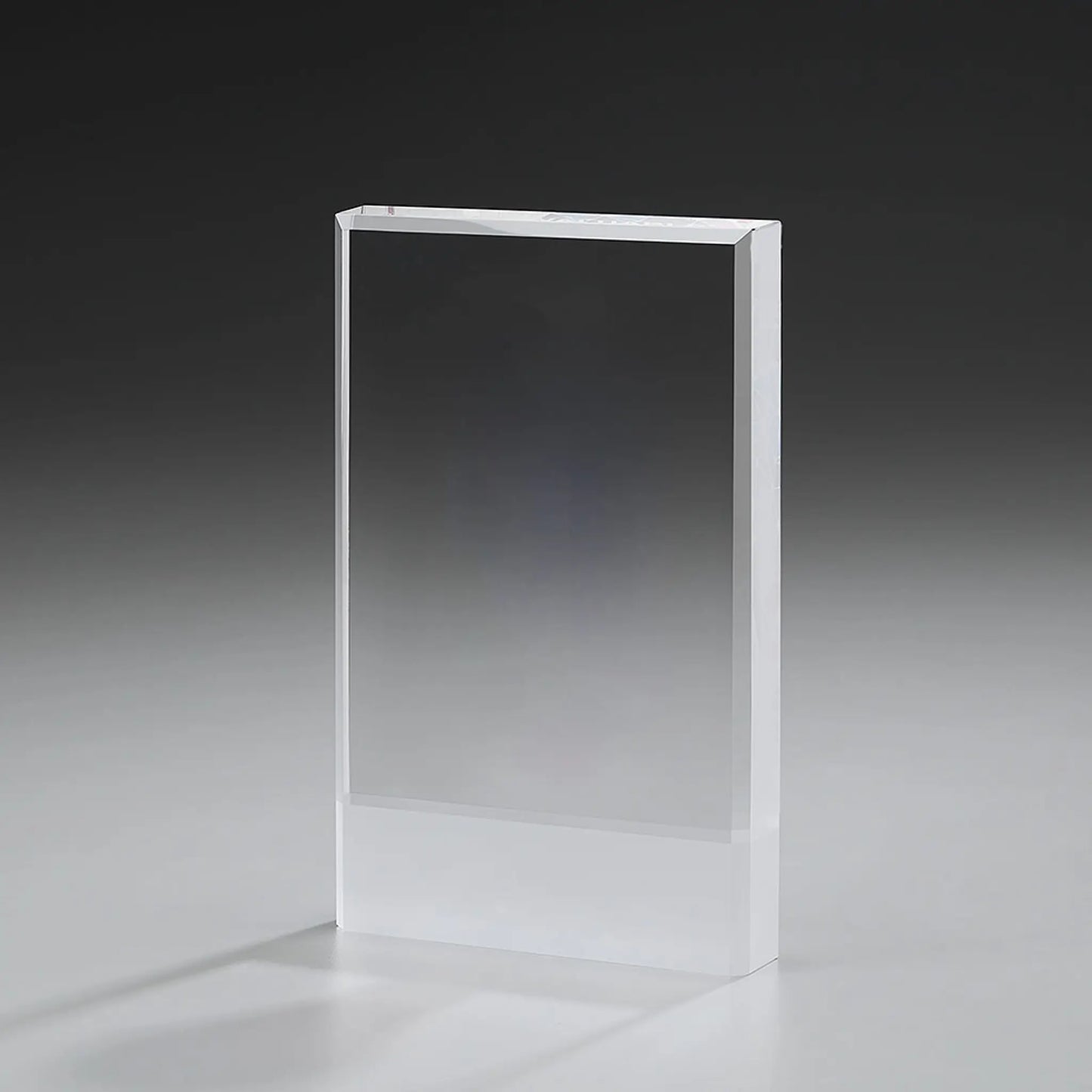 Pure Award aus Kristallglas – massiver rechteckiger Kristallglasblock mit facettierten Rändern und sandgestrahltem Unterteil, hier ohne Gravur