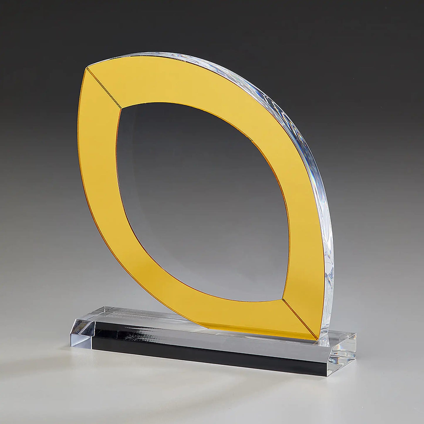 Harmony Award aus klarem Acrylglas, Seitenansicht – goldfarben rahmender Blattring auf klarem Acrylsockel, hier ohne Gravur