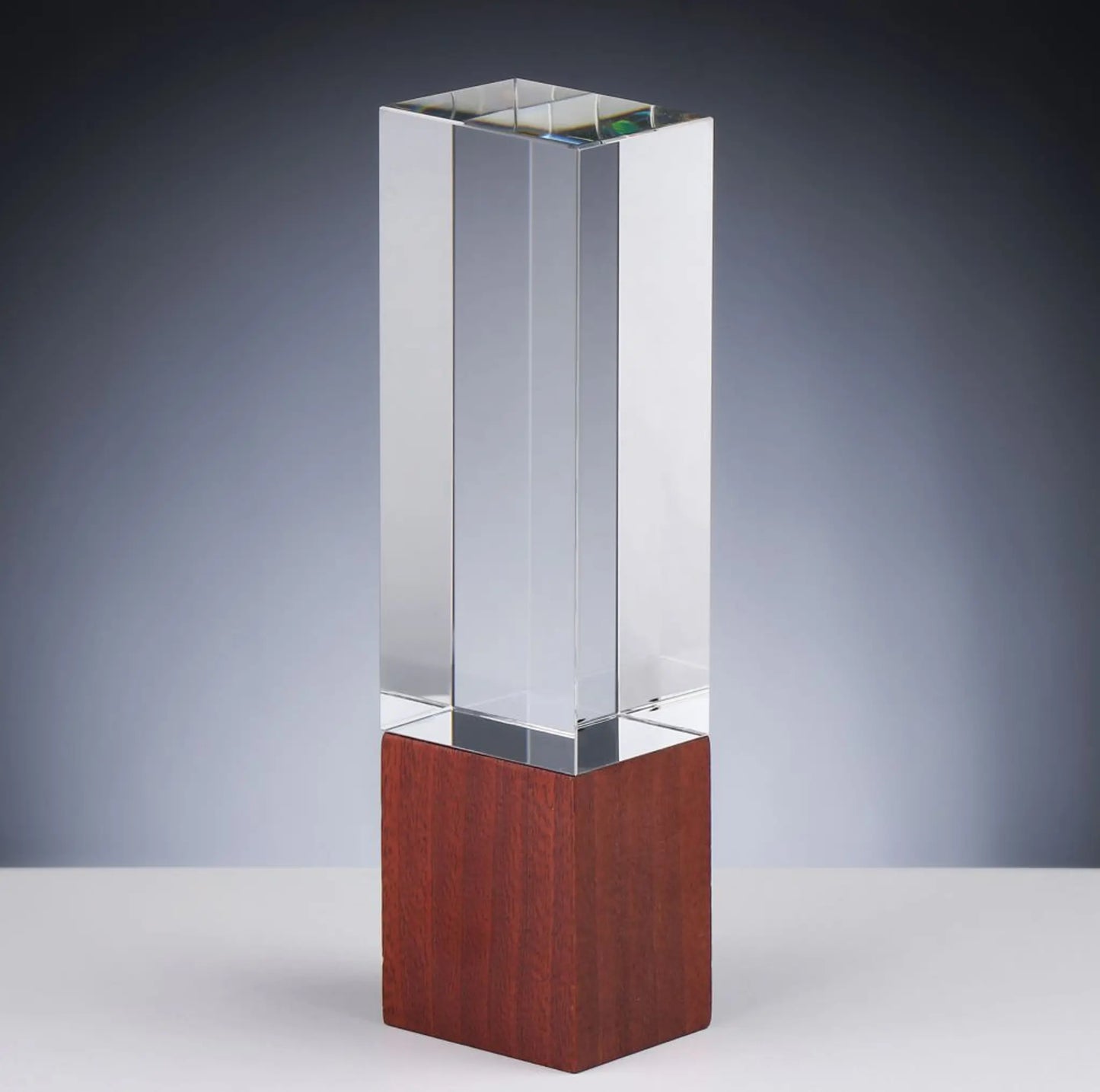 Glas und Holz Award COLUMN – massive Kristallglas-Säule auf quadratischem Holzsockel, ungraviert, 215 x 60 x 50 mm | awardideen.de