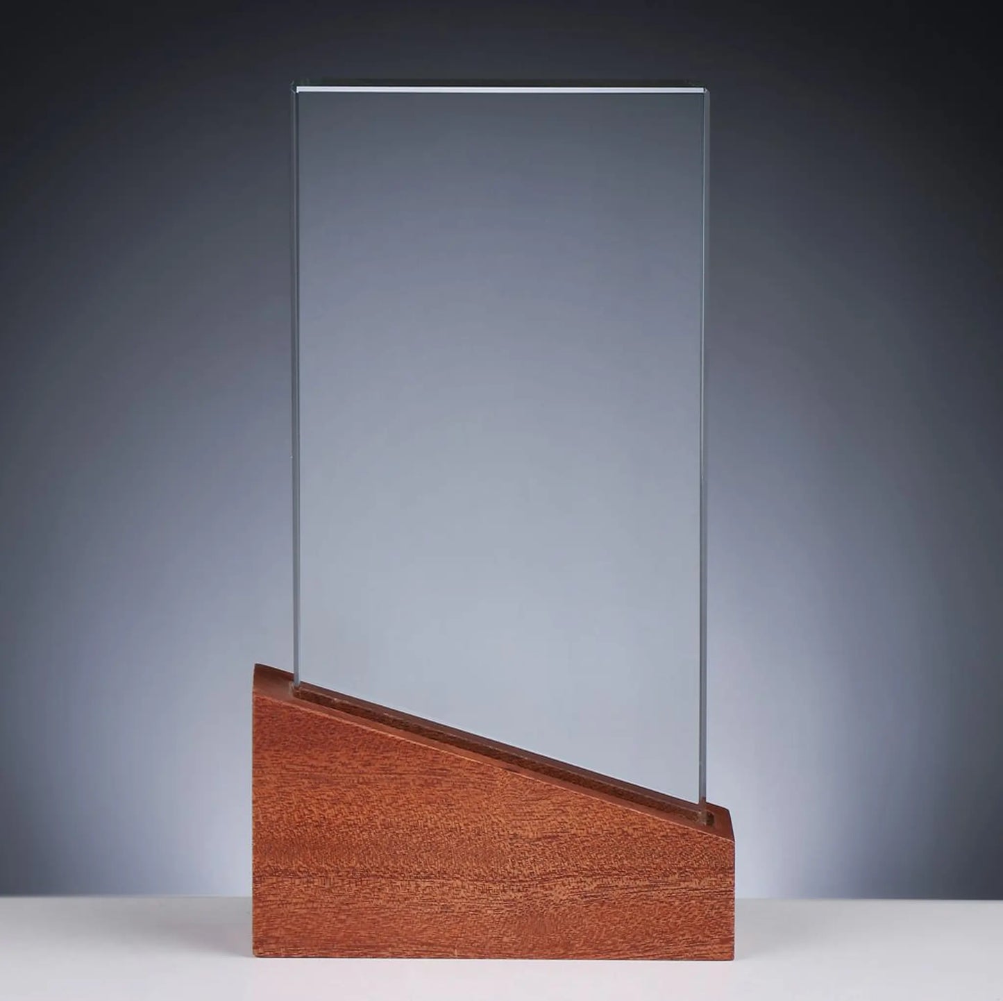 Glas und Holz Award MONUMENT – Seitenansicht, massives 20 mm Kristallglas auf dynamisch zulaufendem Edelholzsockel, ideal gravierbar für Unternehmensauszeichnungen