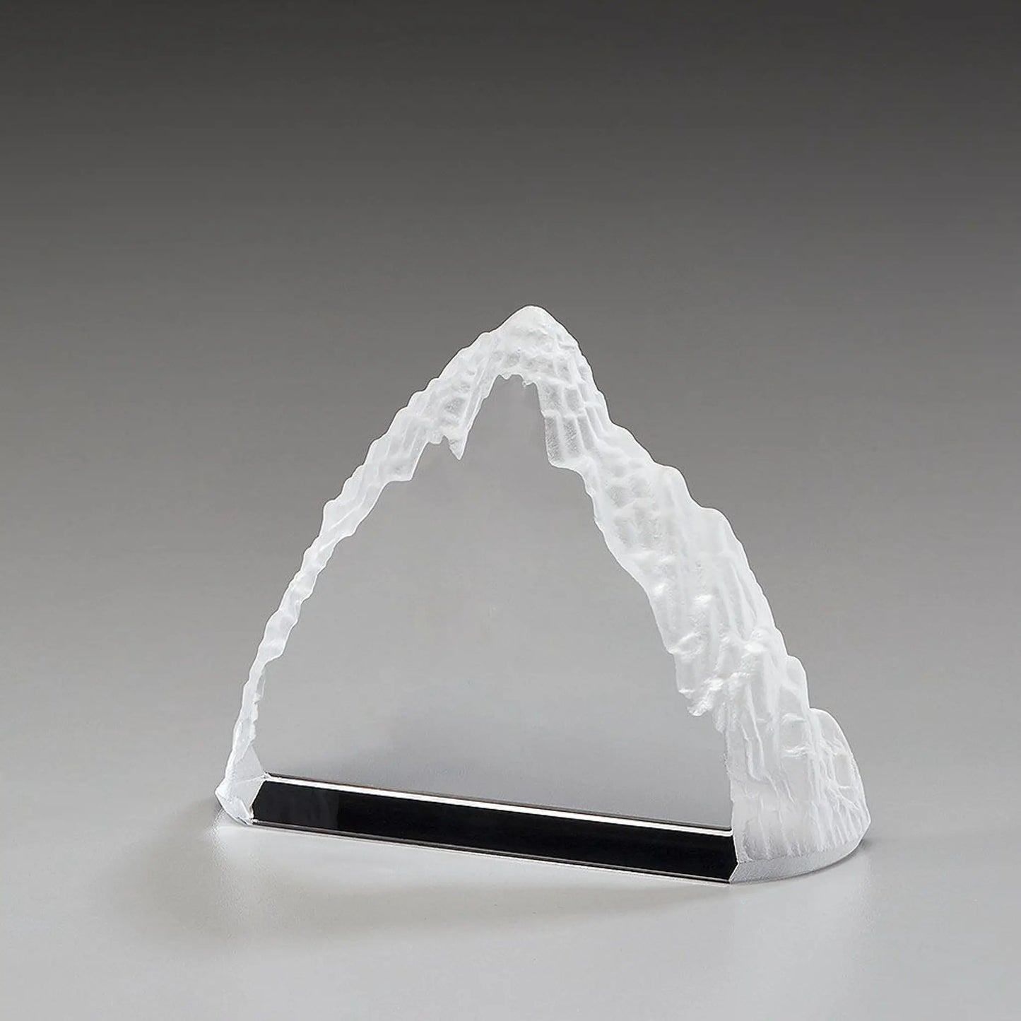 Iceberg Award aus Kristallglas – dreieckiger Bergform-Block mit satinierten Felskanten und glatter Innenfläche für eine Gravur