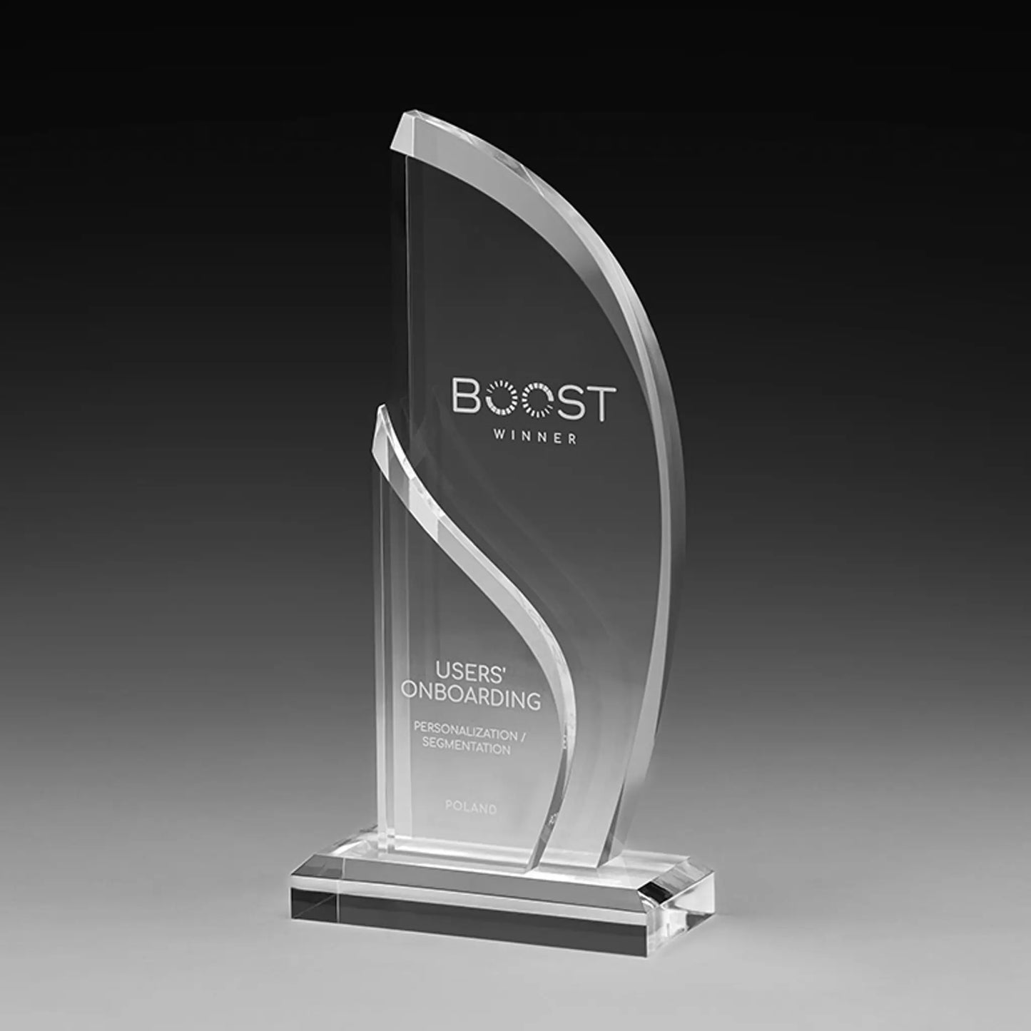 Side Wave Award – geschwungene Acrylglas-Welle mit S-förmigem Schlitz auf flachem Acrylsockel, Lasergravur mit Logo und Text, personalisierbar für Unternehmensauszeichnungen und Gala-Abende