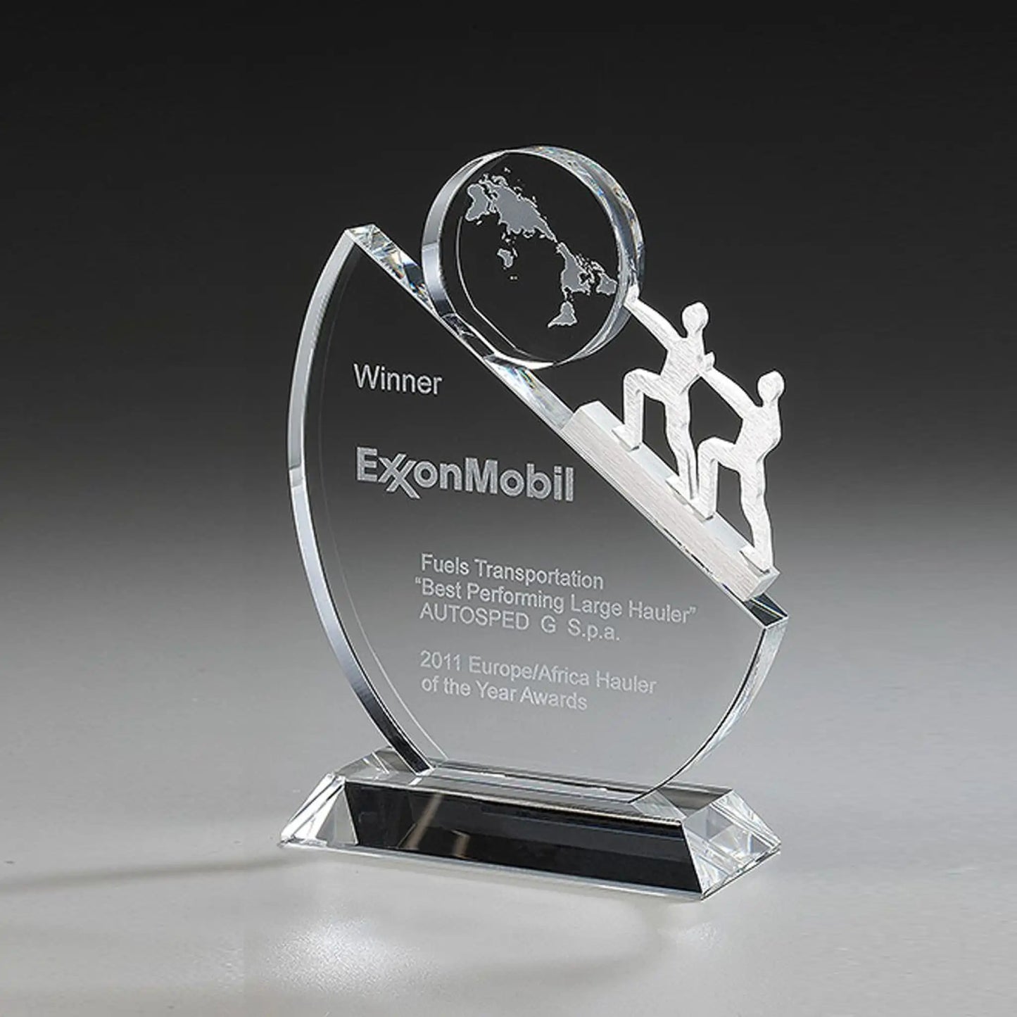 Teamwork-Award aus Kristallglas mit drei aufwärtsstrebenden Metallfiguren und gravierter Weltkugel auf Kristallsockel, Höhe 200 mm – mit Beispielgravur