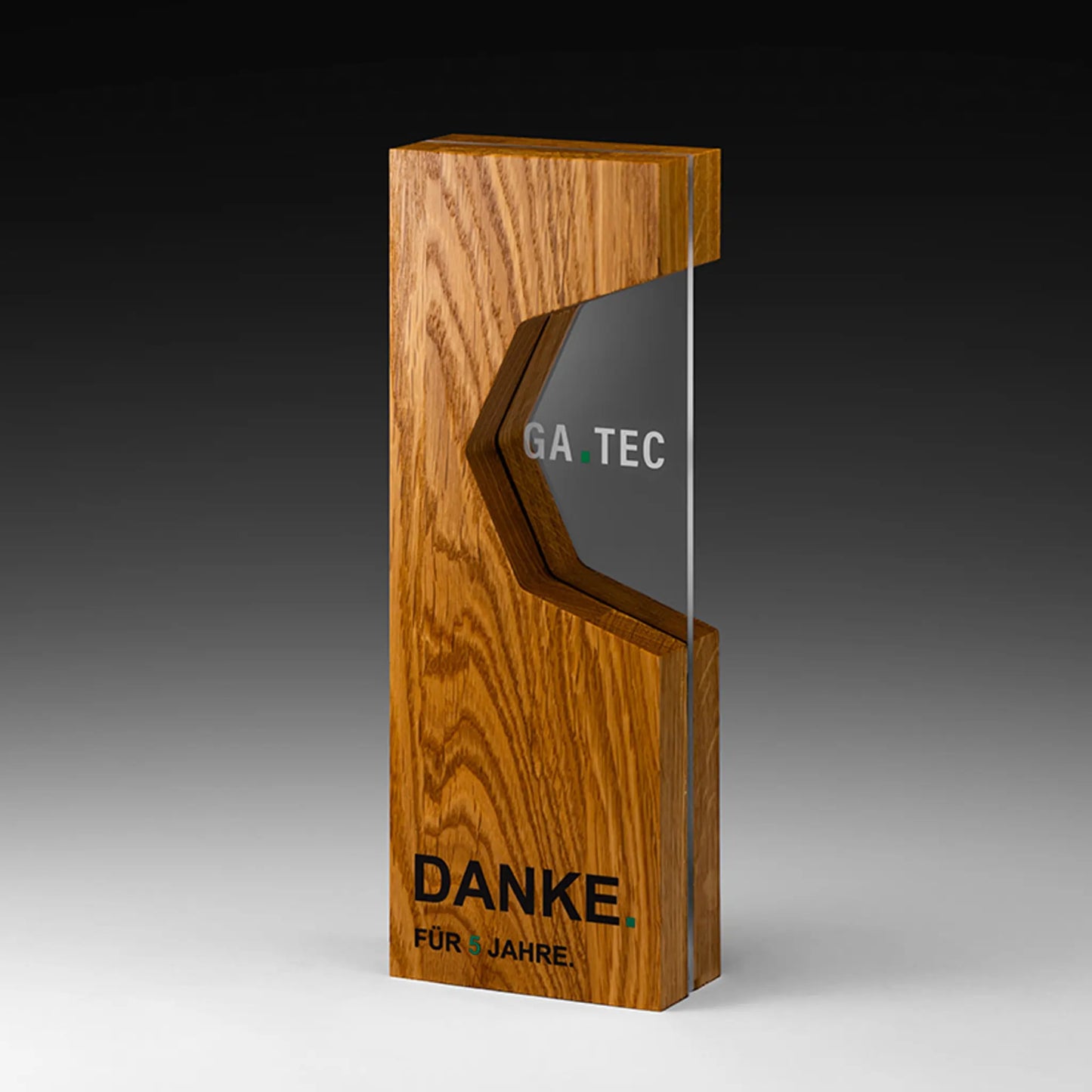 Timber Core Holz-Award aus Eichenholz mit pfeilförmigem Acrylglas-Einsatz – personalisierbar mit Lasergravur oder UV-Druck für Unternehmensauszeichnungen und Golfturniere