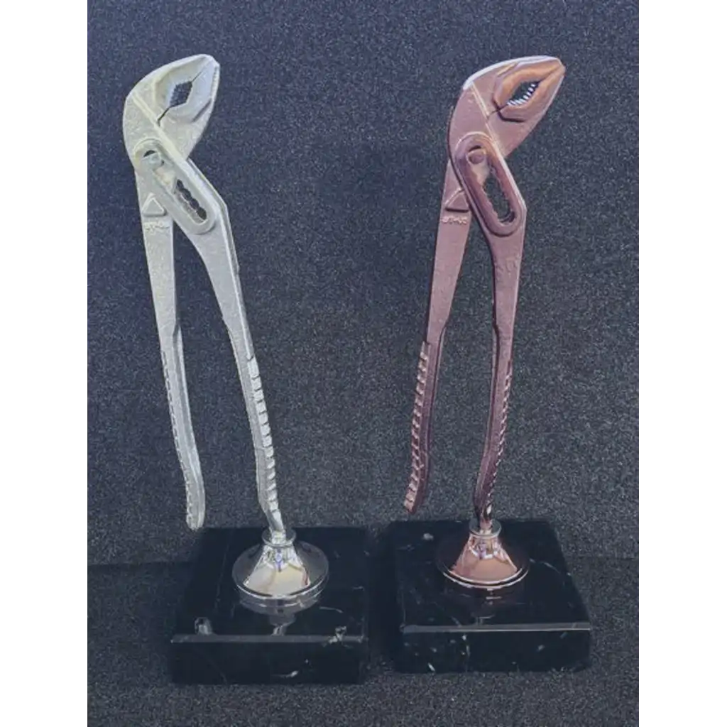 Tongs-Award Zange – silberfarbene und bronzefarbene Wasserpumpenzangen-Pokale auf schwarzem Marmorsockel, erhältlich in den Farben Gold, Silber und Bronze für Siegerehrungen und Branchenpreise