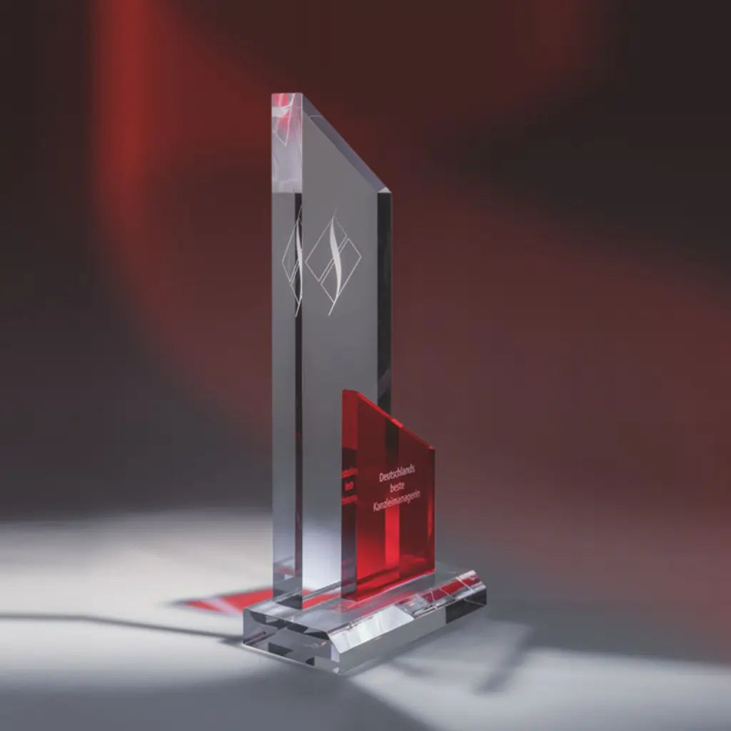 Acryl-Award mit roten und glasklaren Elementen mit einer Beispiel-Beschriftung