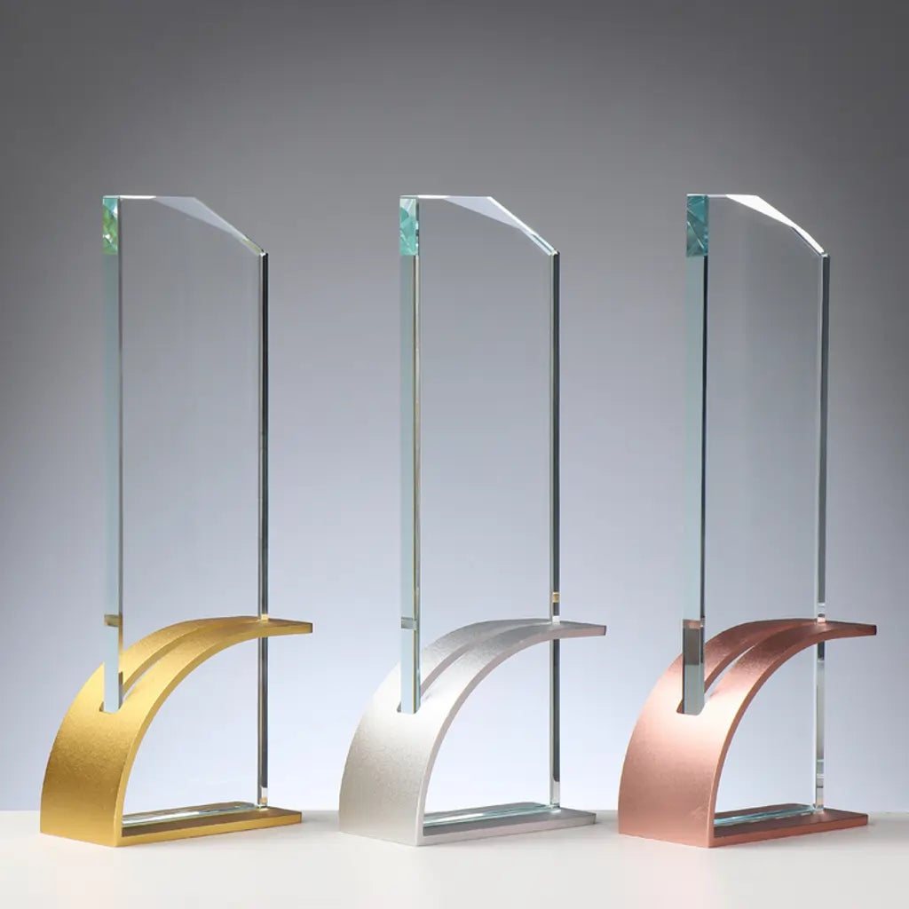 Awards aus Glas mit Metall-Elementen