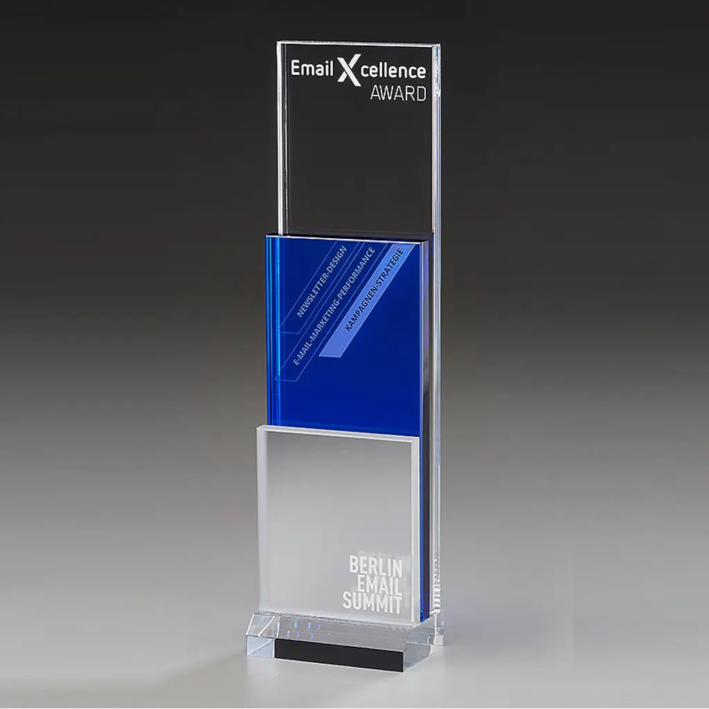 Acryl-Award mit blauen, silberfarbigen und glasklaren Elementen mit einer Beispiel-Beschriftung