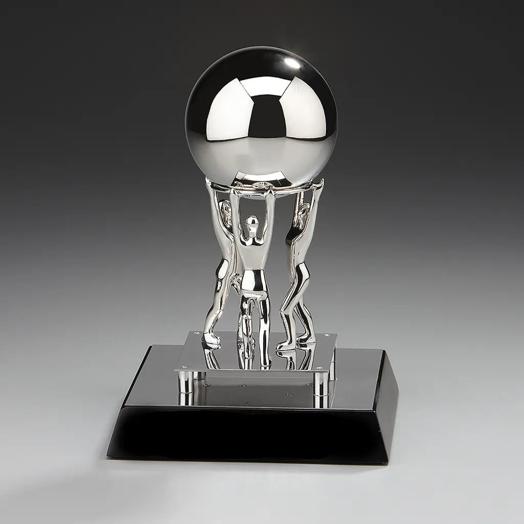 Award mit Figuren aus Metall die eine Zusammenarbeit symbolisierende Kugel gemeinsam hochhalten