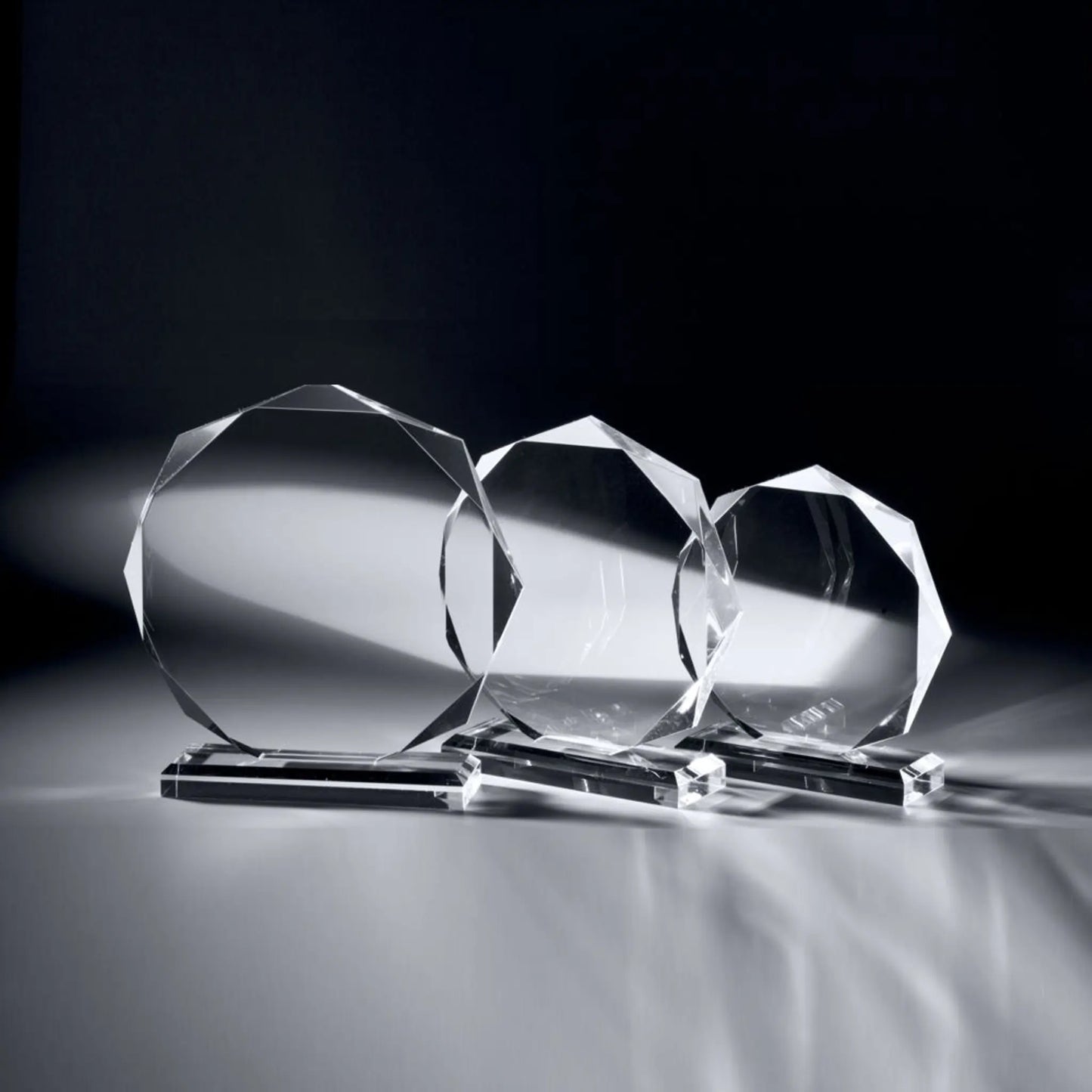 Acrylaward Octagon Diamond – achteckige Kristallglasscheibe mit Diamant-Facettenschliff auf flachem Kristallsockel, in drei Größen, blank ohne Gravur, personalisierbar mit Lasergravur für Unternehmensauszeichnungen und Golfturniere
