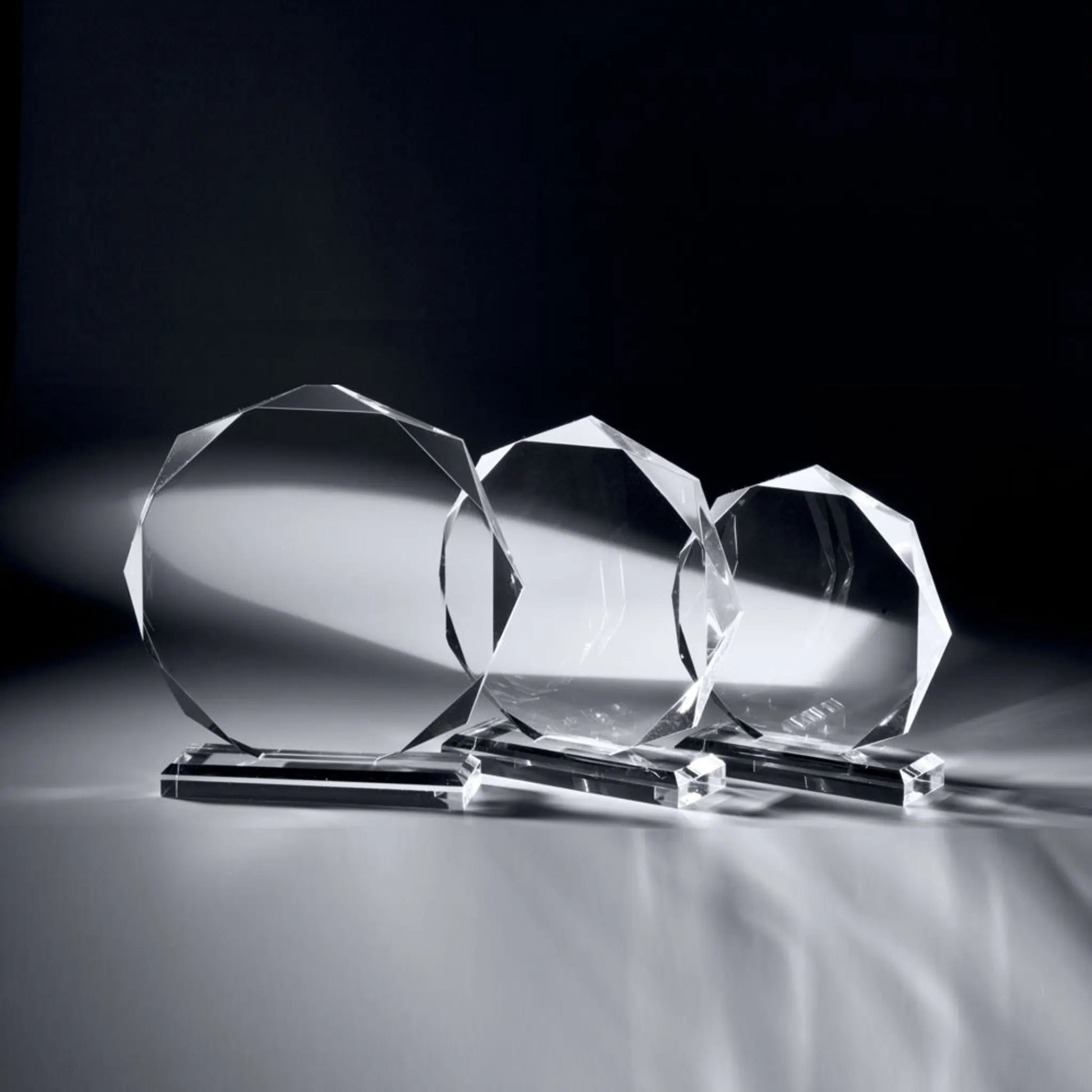 Acrylaward Octagon Diamond – achteckige Kristallglasscheibe mit Diamant-Facettenschliff auf flachem Kristallsockel, in drei Größen, blank ohne Gravur, personalisierbar mit Lasergravur für Unternehmensauszeichnungen und Golfturniere
