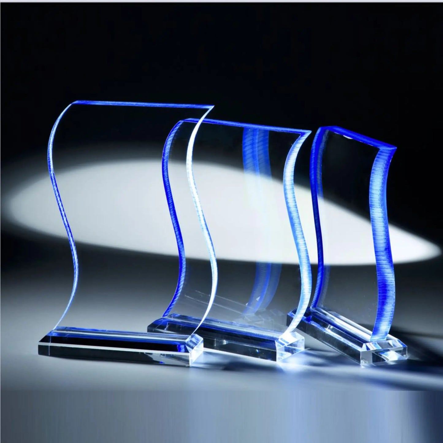 AcrylAward-ST1: Blue Symphony Award aus 18 mm Acrylglas mit blau-eingefärbtem Randschliff – alle drei Größen (210 mm, 225 mm, 245 mm) im Vergleich, personalisierbar mit Lasergravur oder UV-Druck
