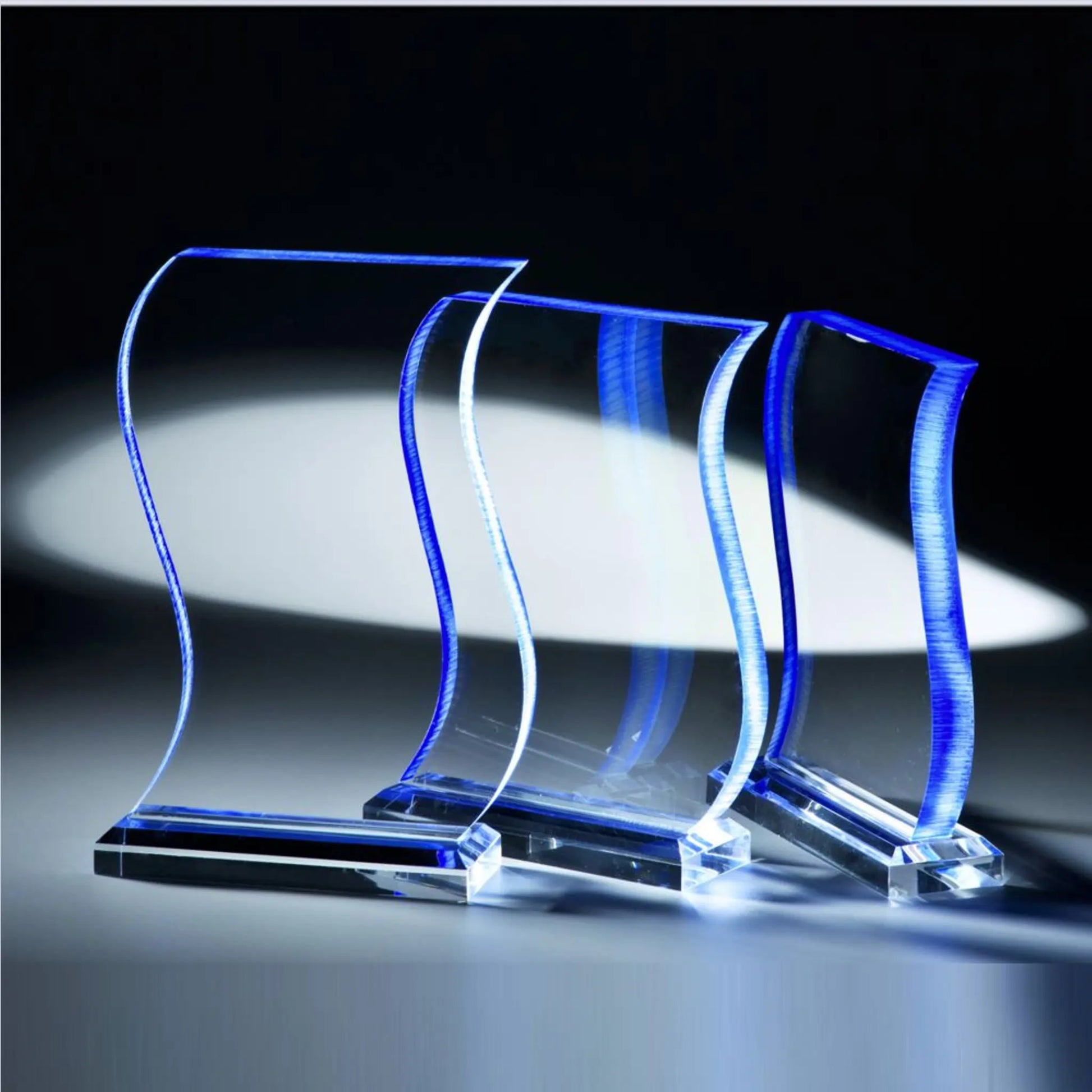 AcrylAward-ST1: Blue Symphony Award aus 18 mm Acrylglas mit blau-eingefärbtem Randschliff – alle drei Größen (210 mm, 225 mm, 245 mm) im Vergleich, personalisierbar mit Lasergravur oder UV-Druck

