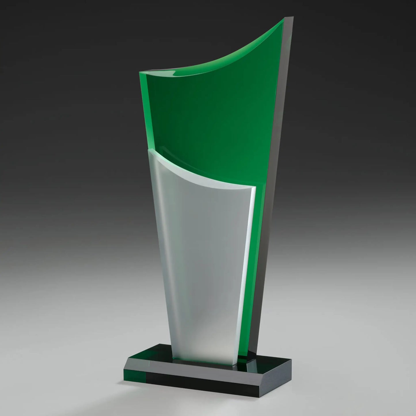 Emerald Drive Award aus smaragdgrünem Acrylglas mit silbernem Acrylelement und schwarzem Sockel, unpersonalisiert
