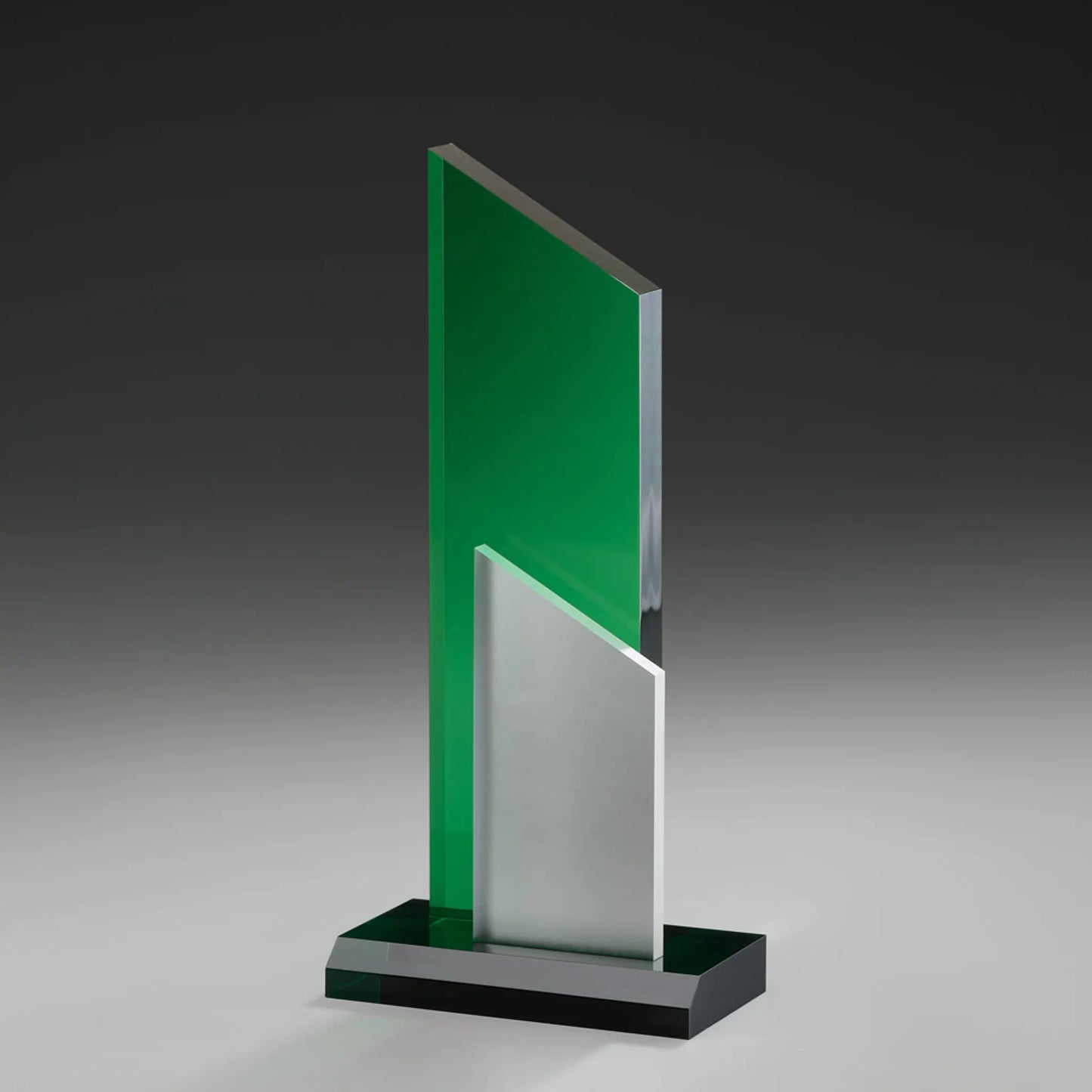 Emerald Peak Award aus smaragdgrünem Acrylglas mit silbernem Acrylelement und schwarzem Sockel, Höhe 220 mm
