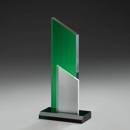 Emerald Peak Award aus smaragdgrünem Acrylglas mit silbernem Acrylelement und schwarzem Sockel, Höhe 220 mm
