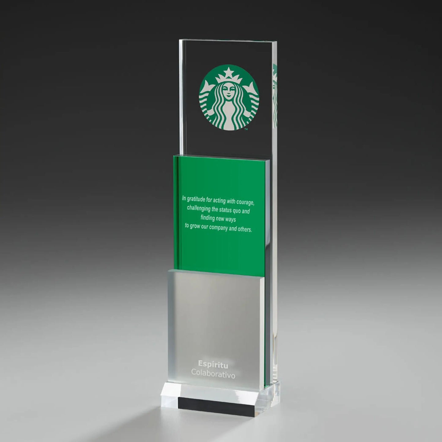 Emerald Step Award mit Digitaldruck und Lasergravur: Logo auf klarem Acrylpanel, smaragdgrünes Mittelelement mit Widmungstext, silbernes Element mit Gravur, klarer Sockel

