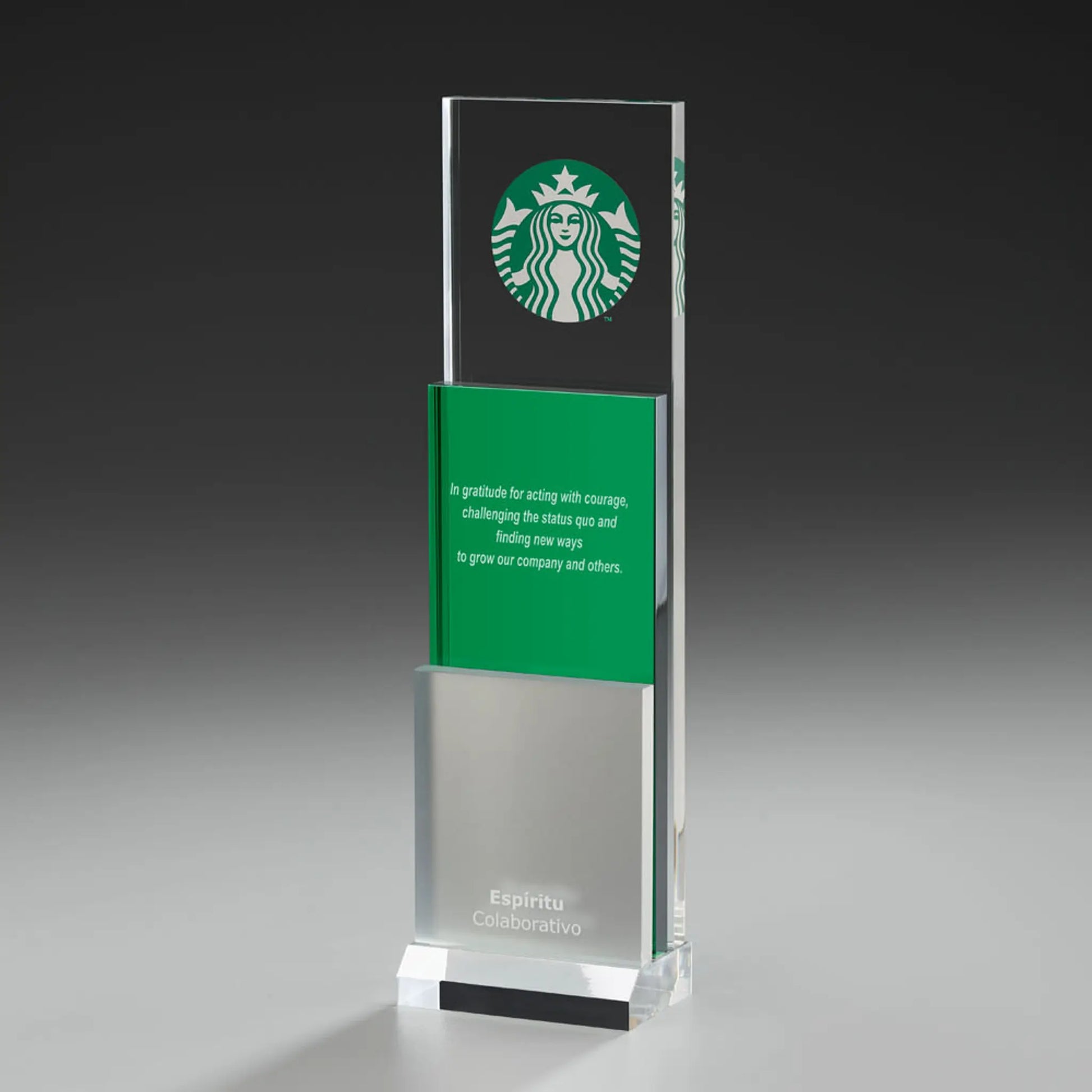 Emerald Step Award mit Digitaldruck und Lasergravur: Logo auf klarem Acrylpanel, smaragdgrünes Mittelelement mit Widmungstext, silbernes Element mit Gravur, klarer Sockel
