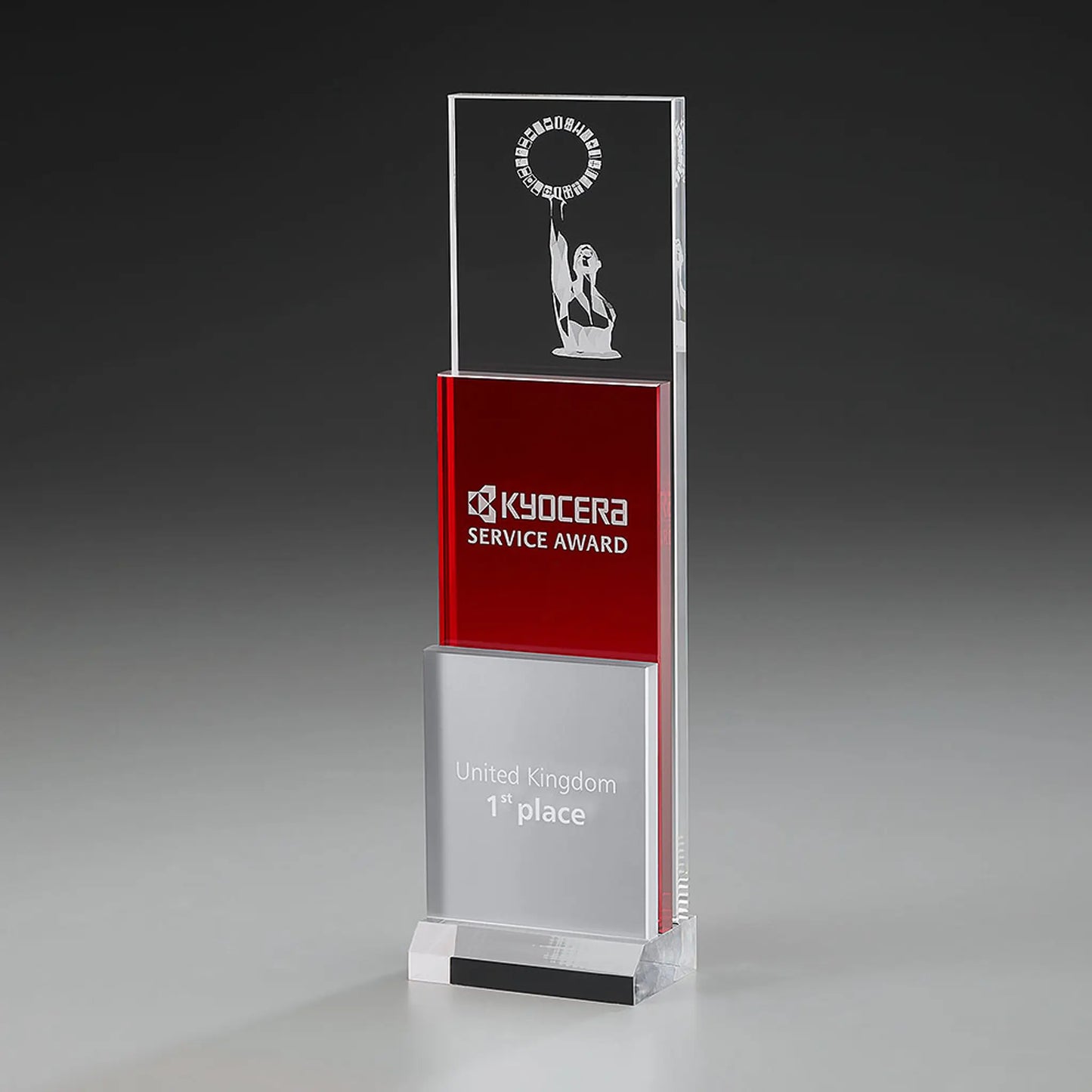 Fire Step Award – hoher Acrylglas-Turm mit rotem Mittelelement und weißem Sockelblock, Lasergravur mit Figur-Motiv und Logo, personalisierbar für Unternehmensauszeichnungen und Gala-Abende
