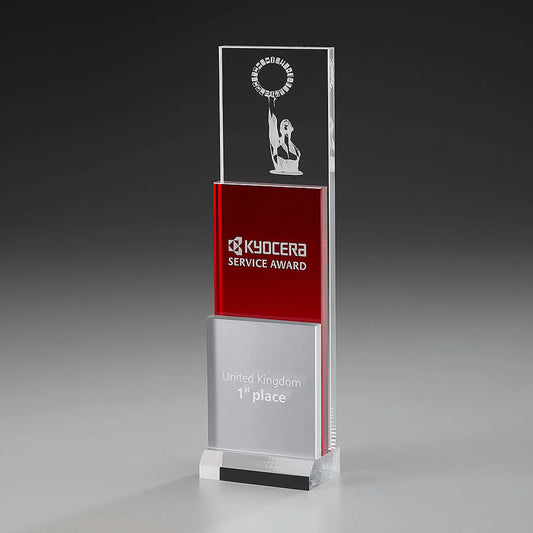 Fire Step Award – hoher Acrylglas-Turm mit rotem Mittelelement und weißem Sockelblock, Lasergravur mit Figur-Motiv und Logo, personalisierbar für Unternehmensauszeichnungen und Gala-Abende
