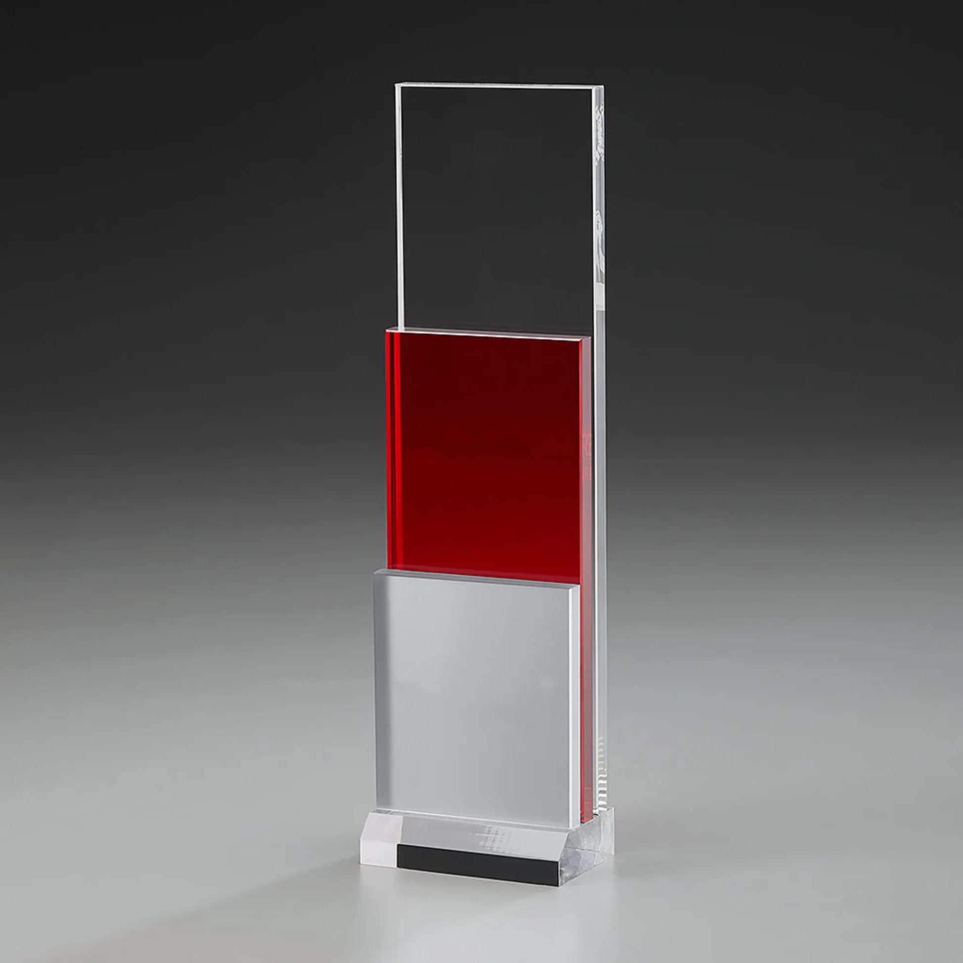 Fire Step Award – hoher Acrylglas-Turm mit rotem Farbelement und weißem Sockelblock, blank ohne Gravur, Frontansicht, personalisierbar mit Lasergravur und Digitaldruck
