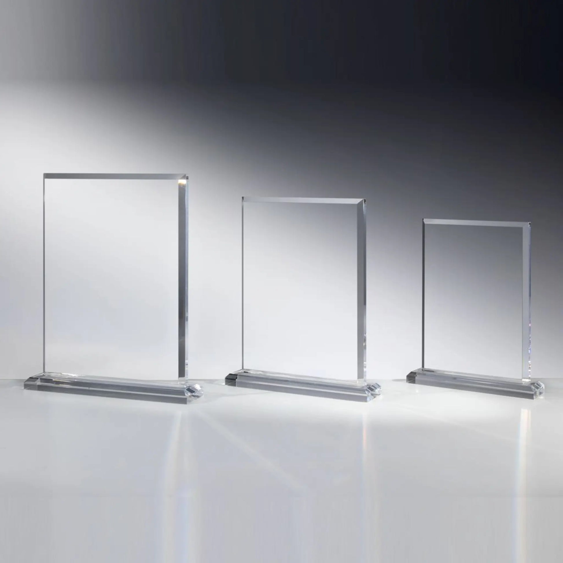 Frame Award – rechteckiger Acrylglas-Block mit poliertem Rahmen auf Acrylsockel, in drei Größen, blank ohne Gravur, personalisierbar mit Lasergravur für Unternehmensauszeichnungen und Golfturniere
