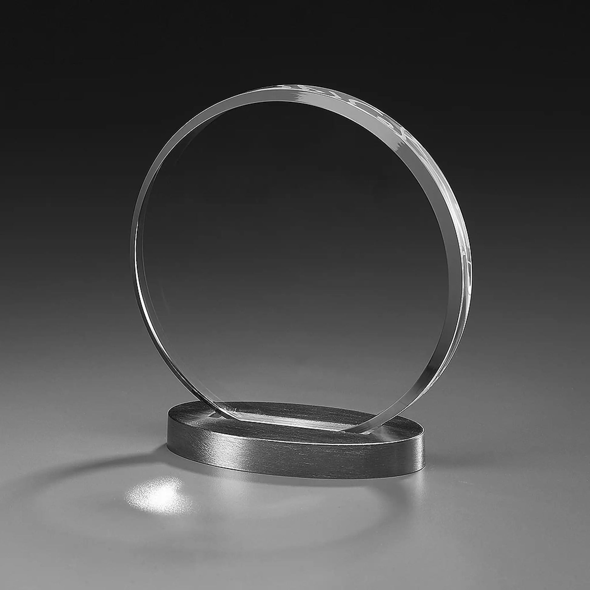 Metal Round Award – runde Acrylglasscheibe auf ovalem Metallsockel, Lasergravur mit Logo und Text, personalisierbar für Unternehmensauszeichnungen und Firmenevents
