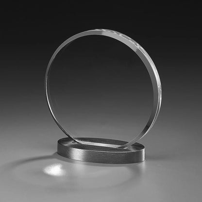 Metal Round Award – runde Acrylglasscheibe auf ovalem Metallsockel, Lasergravur mit Logo und Text, personalisierbar für Unternehmensauszeichnungen und Firmenevents
