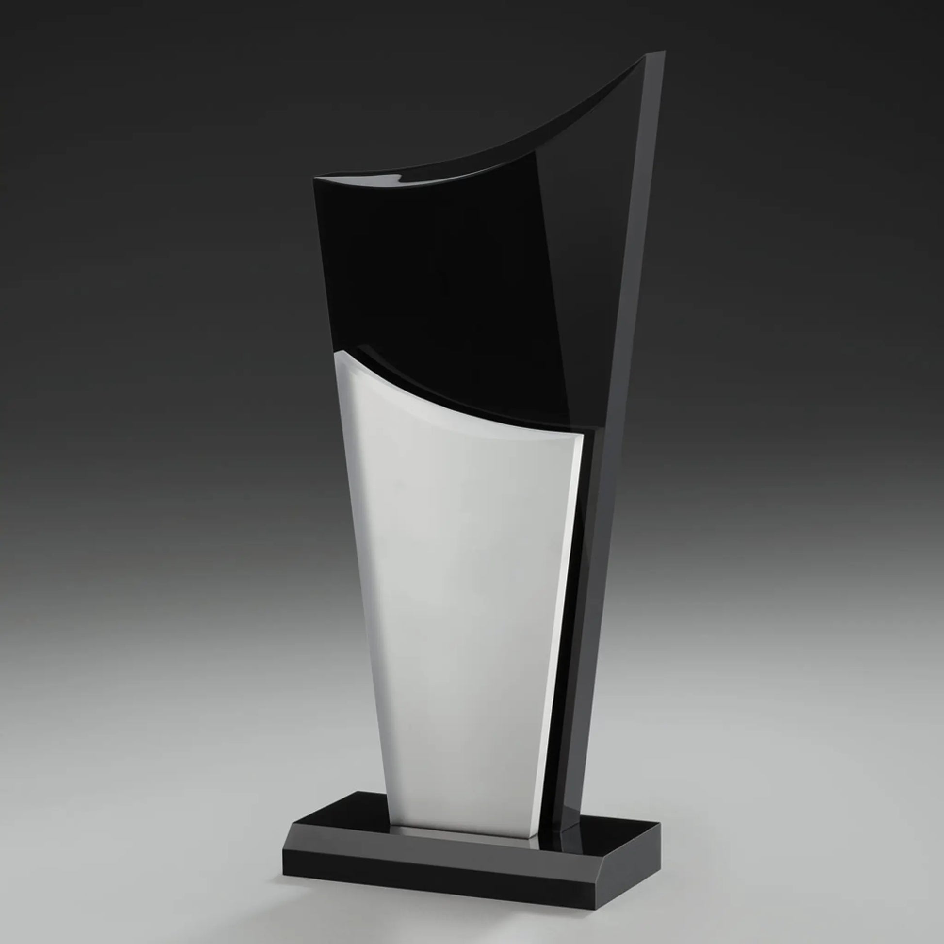 Phantom Drive Award aus schwarzem Acrylglas mit silbernem Acrylelement und schwarzem Sockel, unpersonalisiert
