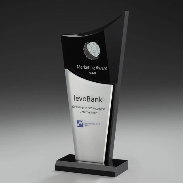 Phantom Drive Award mit Digitaldruck und Lasergravur: Logo und Auszeichnungstext auf silbernem Acrylelement, schwarzes Acrylglas, schwarzer Sockel
