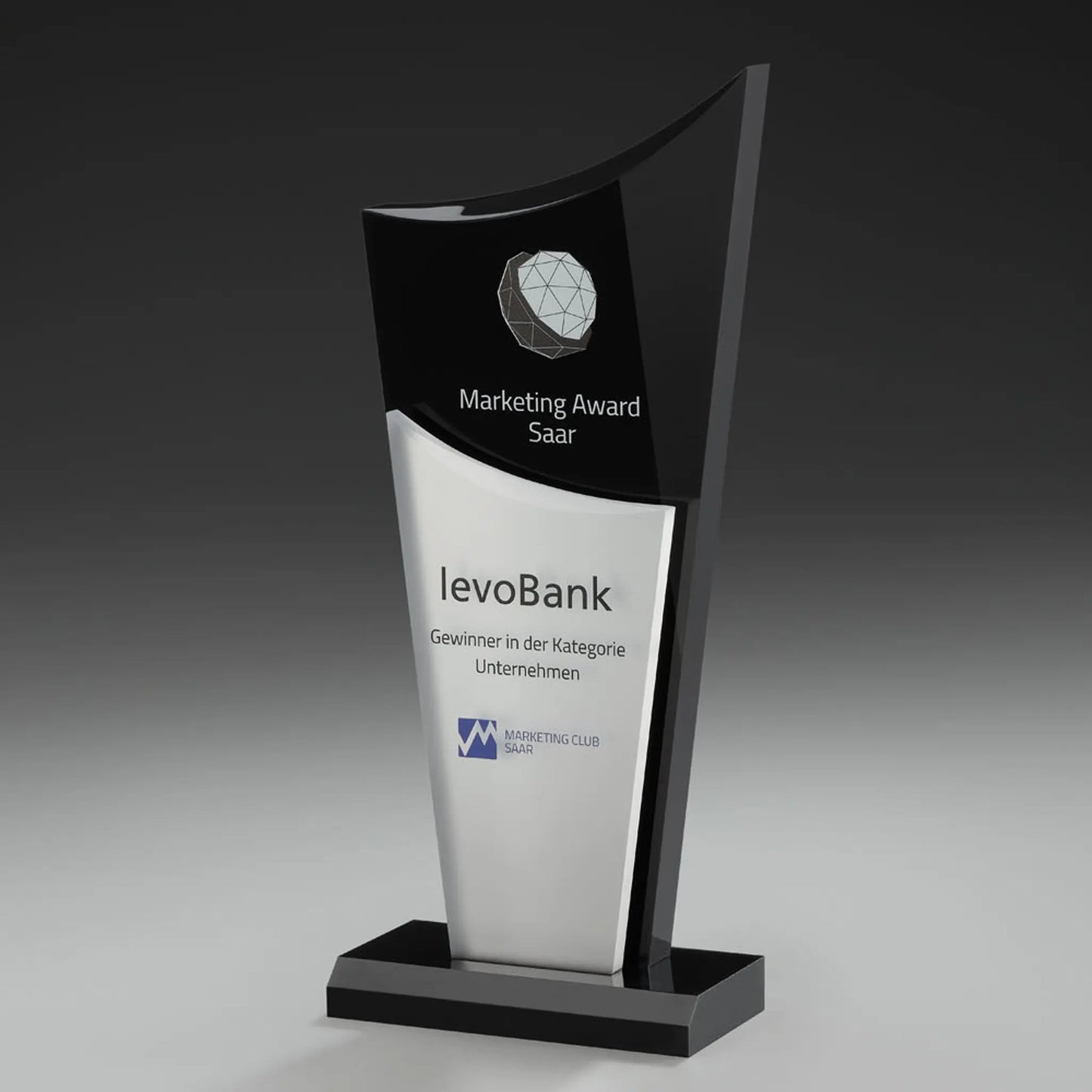 Phantom Drive Award mit Digitaldruck und Lasergravur: Logo und Auszeichnungstext auf silbernem Acrylelement, schwarzes Acrylglas, schwarzer Sockel
