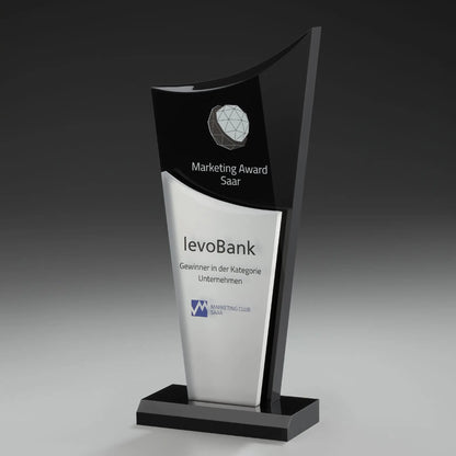 Phantom Drive Award mit Digitaldruck und Lasergravur: Logo und Auszeichnungstext auf silbernem Acrylelement, schwarzes Acrylglas, schwarzer Sockel
