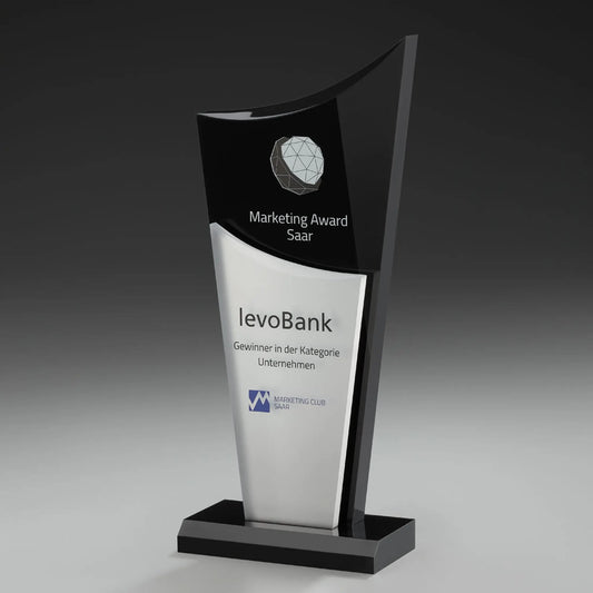 Phantom Drive Award mit Digitaldruck und Lasergravur: Logo und Auszeichnungstext auf silbernem Acrylelement, schwarzes Acrylglas, schwarzer Sockel
