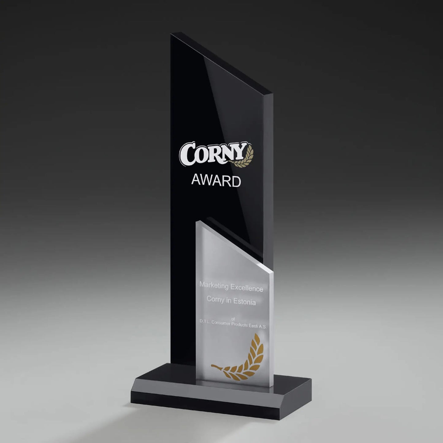 Phantom Peak Award aus schwarzem Acrylglas, bis 270 mm hoch, mit silberfarbenem Acrylelement auf schwarzem Sockel – mit Beispielgravur und Digitaldruck