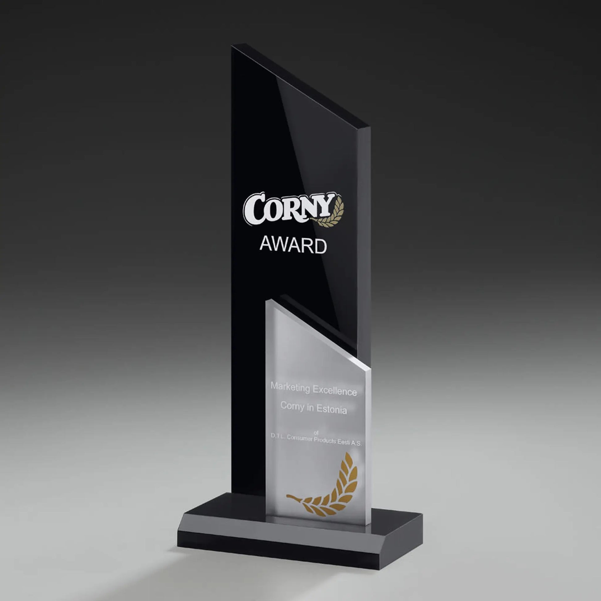 Phantom Peak Award aus schwarzem Acrylglas, bis 270 mm hoch, mit silberfarbenem Acrylelement auf schwarzem Sockel – mit Beispielgravur und Digitaldruck