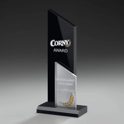 Phantom Peak Award aus schwarzem Acrylglas, bis 270 mm hoch, mit silberfarbenem Acrylelement auf schwarzem Sockel – mit Beispielgravur und Digitaldruck