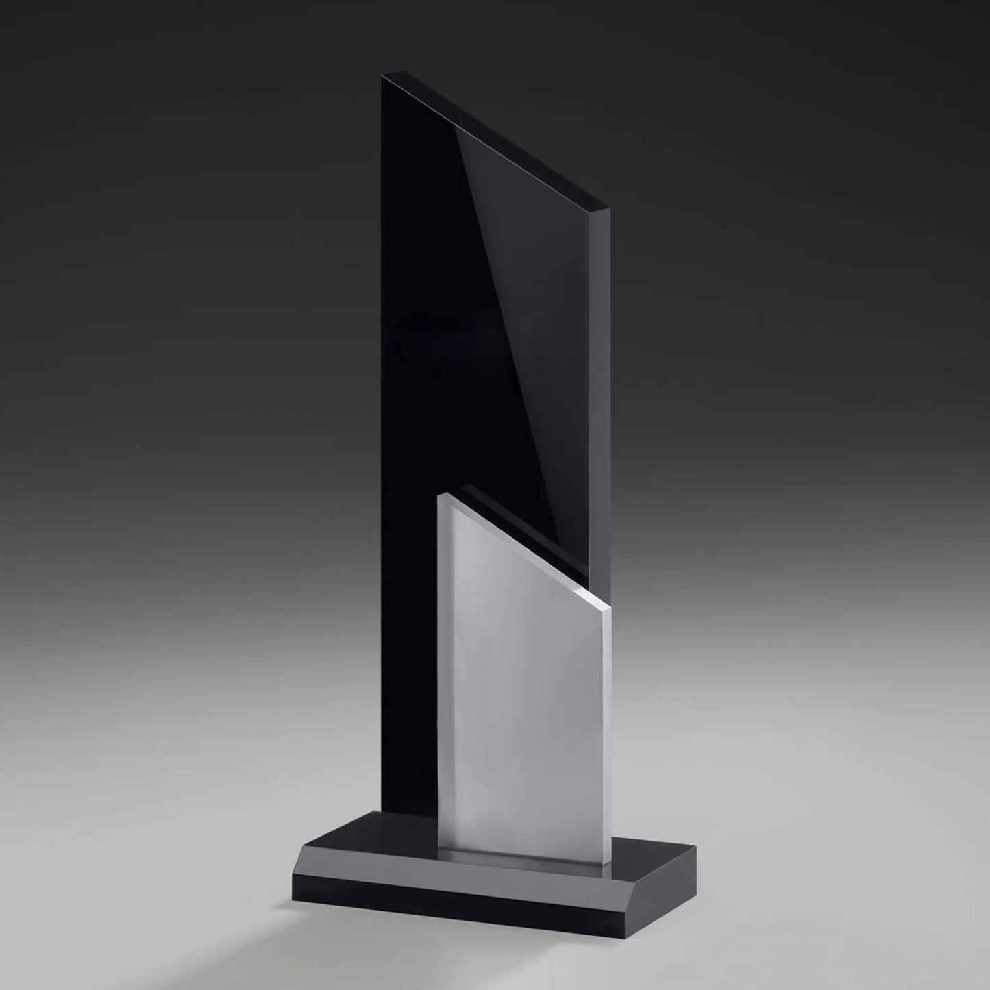 Phantom Peak Award aus schwarzem Acrylglas, Seitenansicht – silberfarbenes Acrylelement auf schwarzem Sockel, hier ohne Gravur
