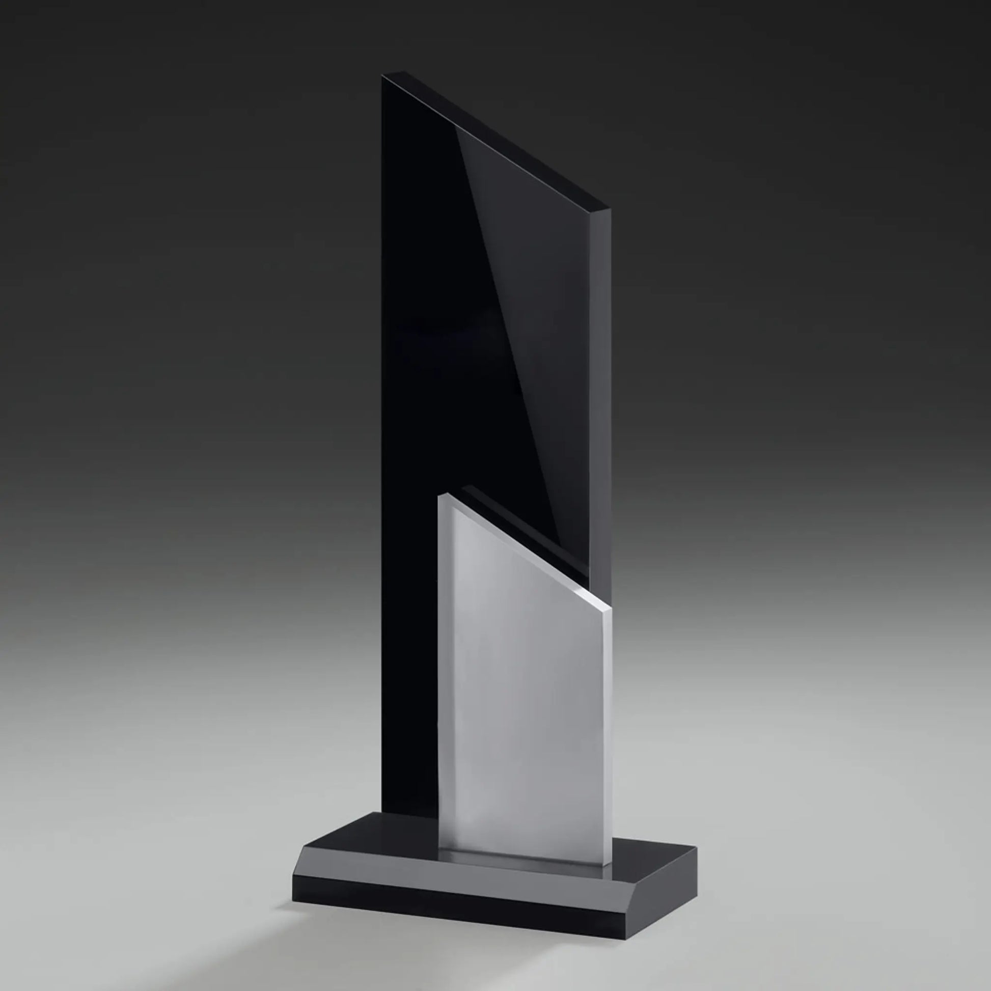 Phantom Peak Award aus schwarzem Acrylglas, Seitenansicht – silberfarbenes Acrylelement auf schwarzem Sockel, hier ohne Gravur
