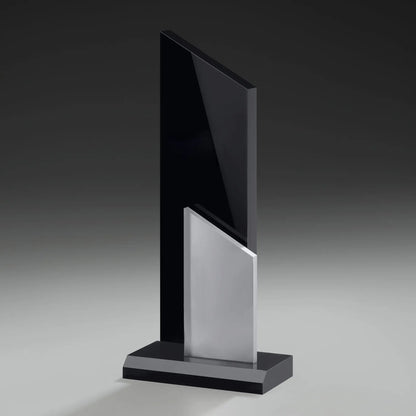 Phantom Peak Award aus schwarzem Acrylglas, Seitenansicht – silberfarbenes Acrylelement auf schwarzem Sockel, hier ohne Gravur
