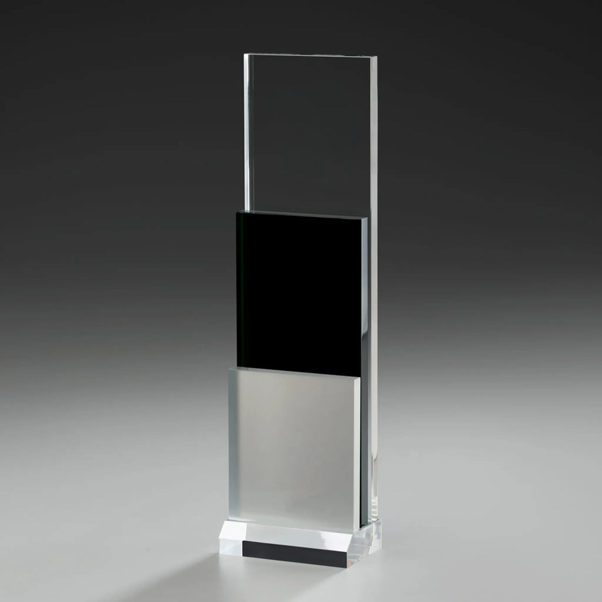 Phantom Step Award aus klarem Acrylglas, schwarzem und silbernem Acrylelement in Stufenform, klarer Sockel , unpersonalisiert
