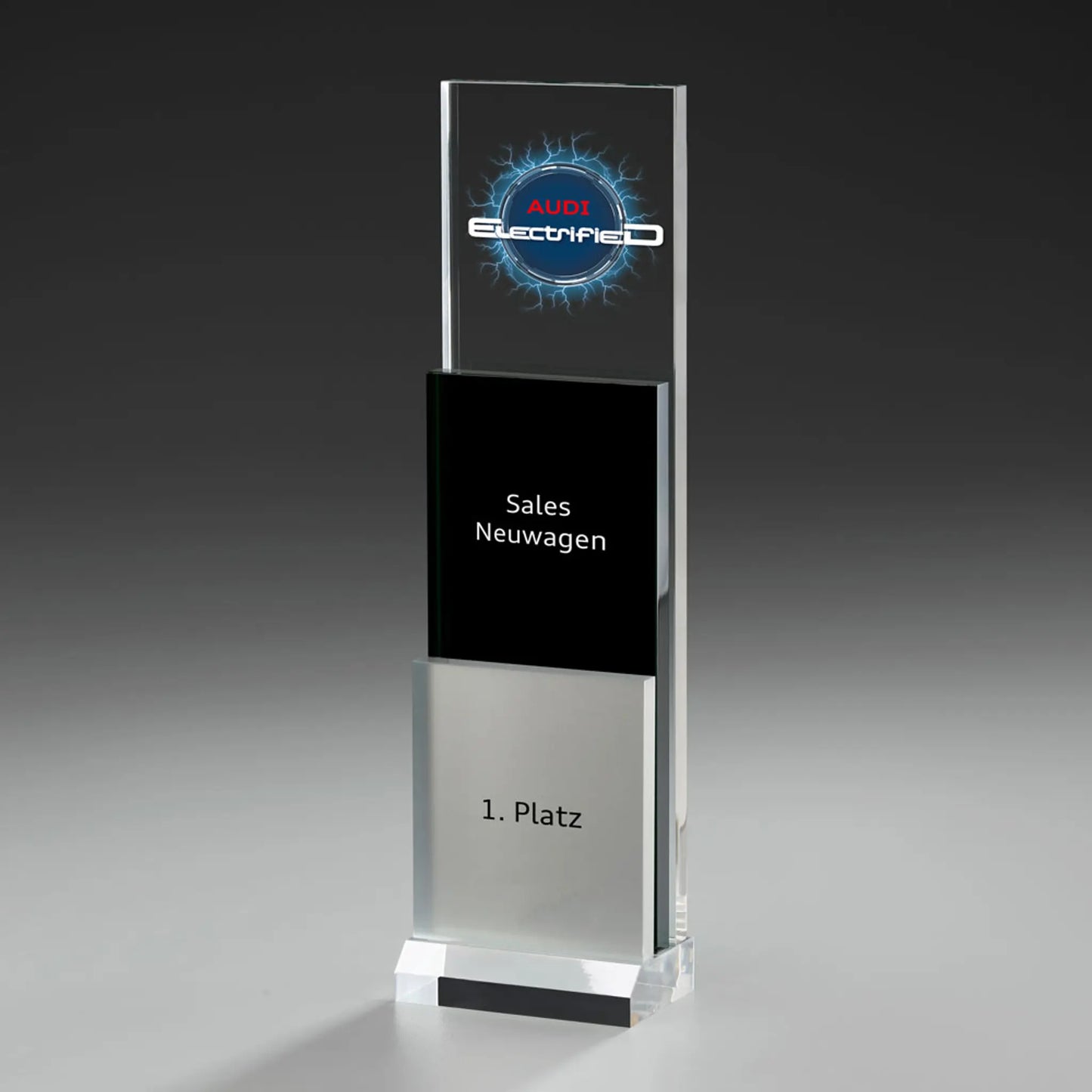 Phantom Step Award mit Digitaldruck und Lasergravur: Logo auf klarem Acrylpanel, schwarzes Mittelelement mit Kategorietext, silbernes Element mit Platzierung, klarer Sockel
