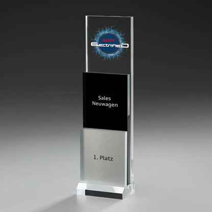Phantom Step Award mit Digitaldruck und Lasergravur: Logo auf klarem Acrylpanel, schwarzes Mittelelement mit Kategorietext, silbernes Element mit Platzierung, klarer Sockel
